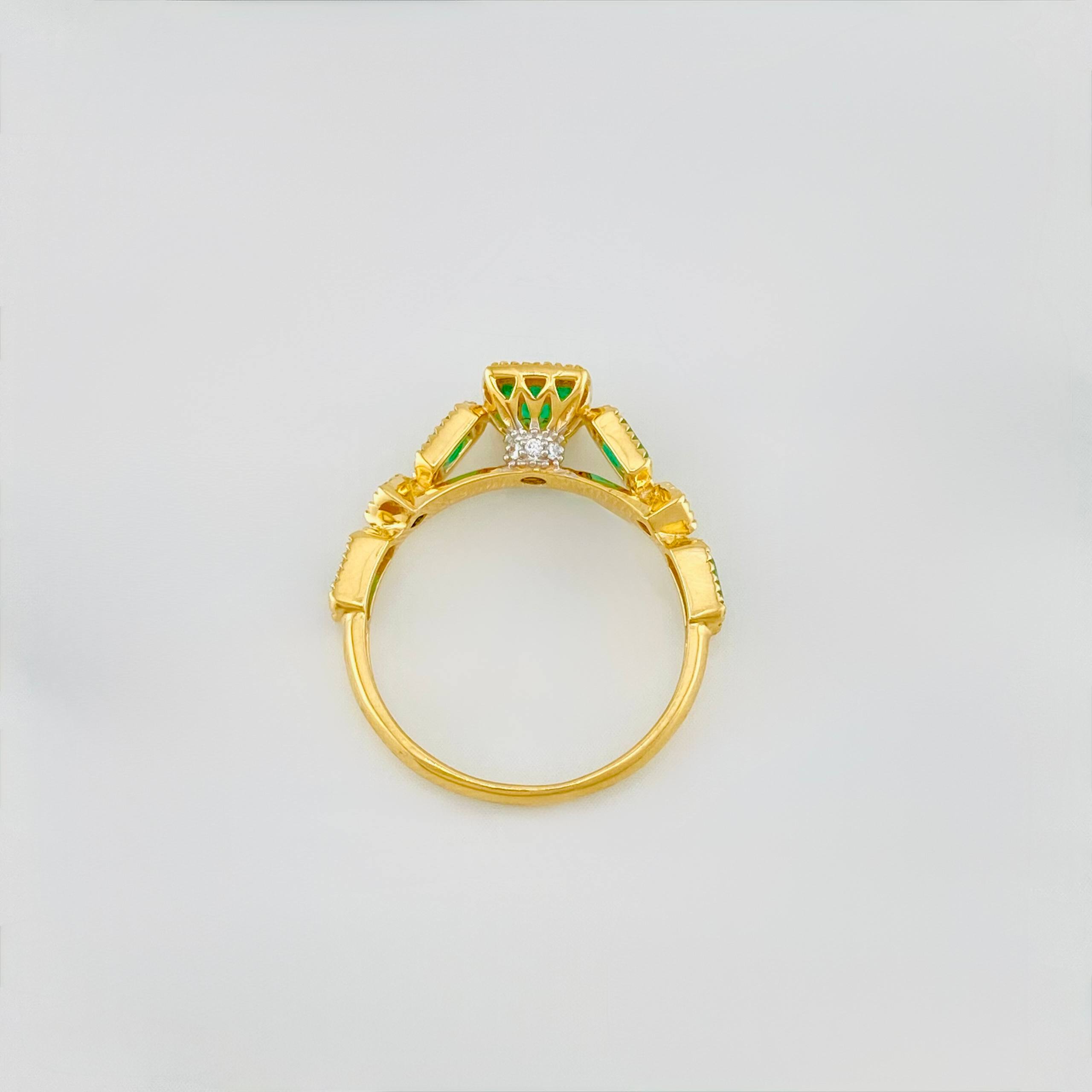 Anillo Figuras Esmeraldas 69 Pts 2.7 g / T6 Dos Oros Amarillo Blanco 18K
