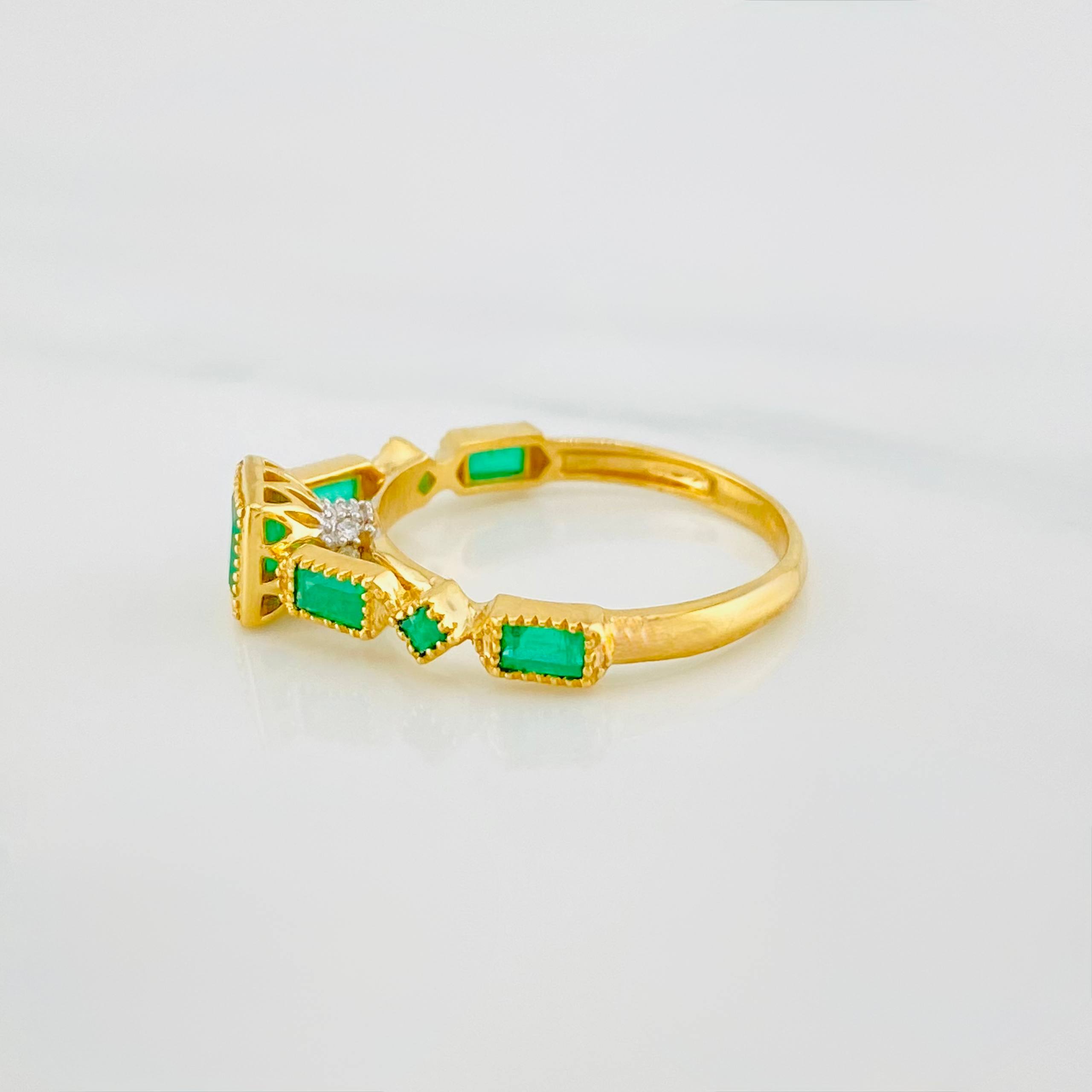 Anillo Figuras Esmeraldas 69 Pts 2.7 g / T6 Dos Oros Amarillo Blanco 18K
