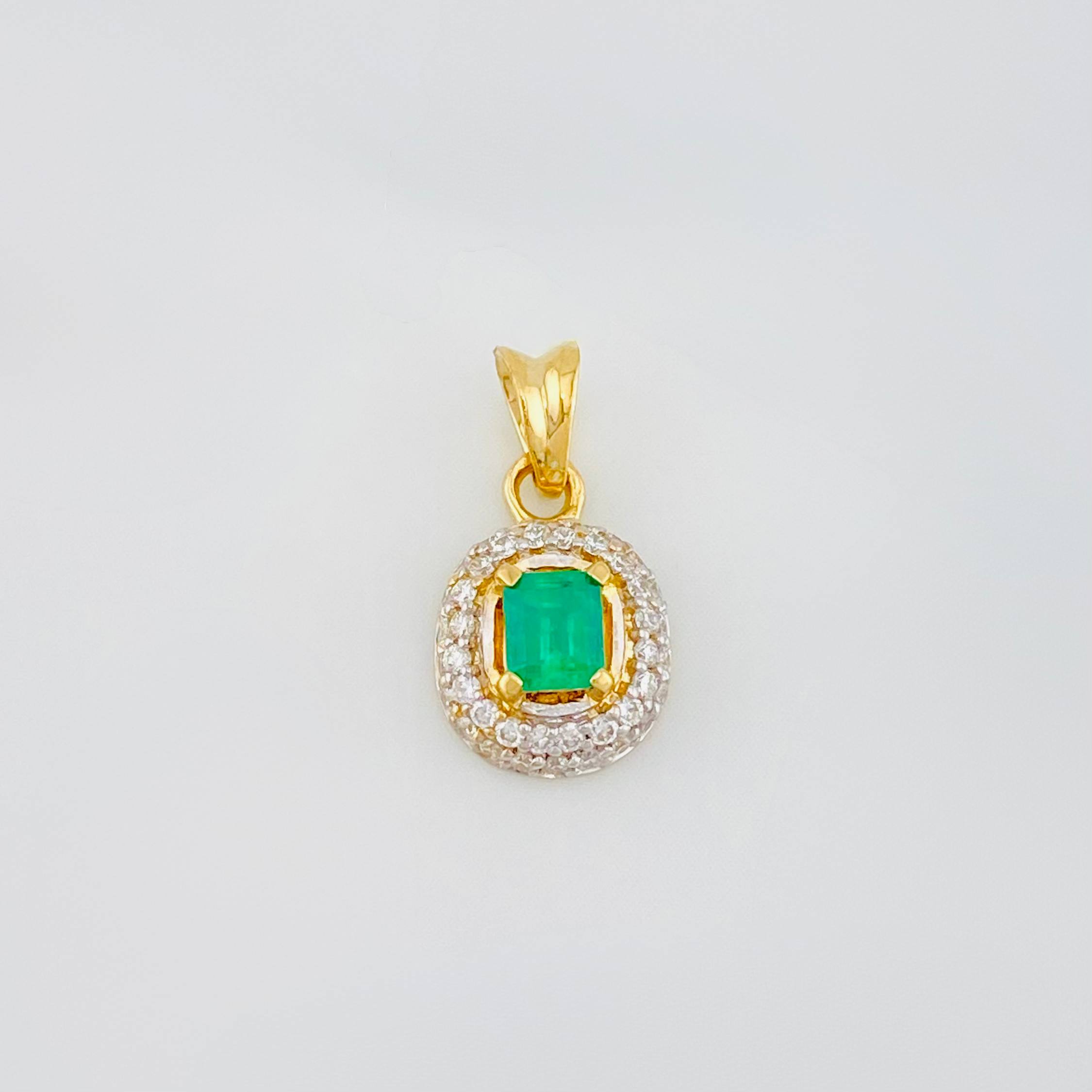 Dije Halo Esmeraldas 26 Pts Diamantes 20 Pts 1.05 g / 1.4 cm Dos Oros Amarillo Blanco 18K