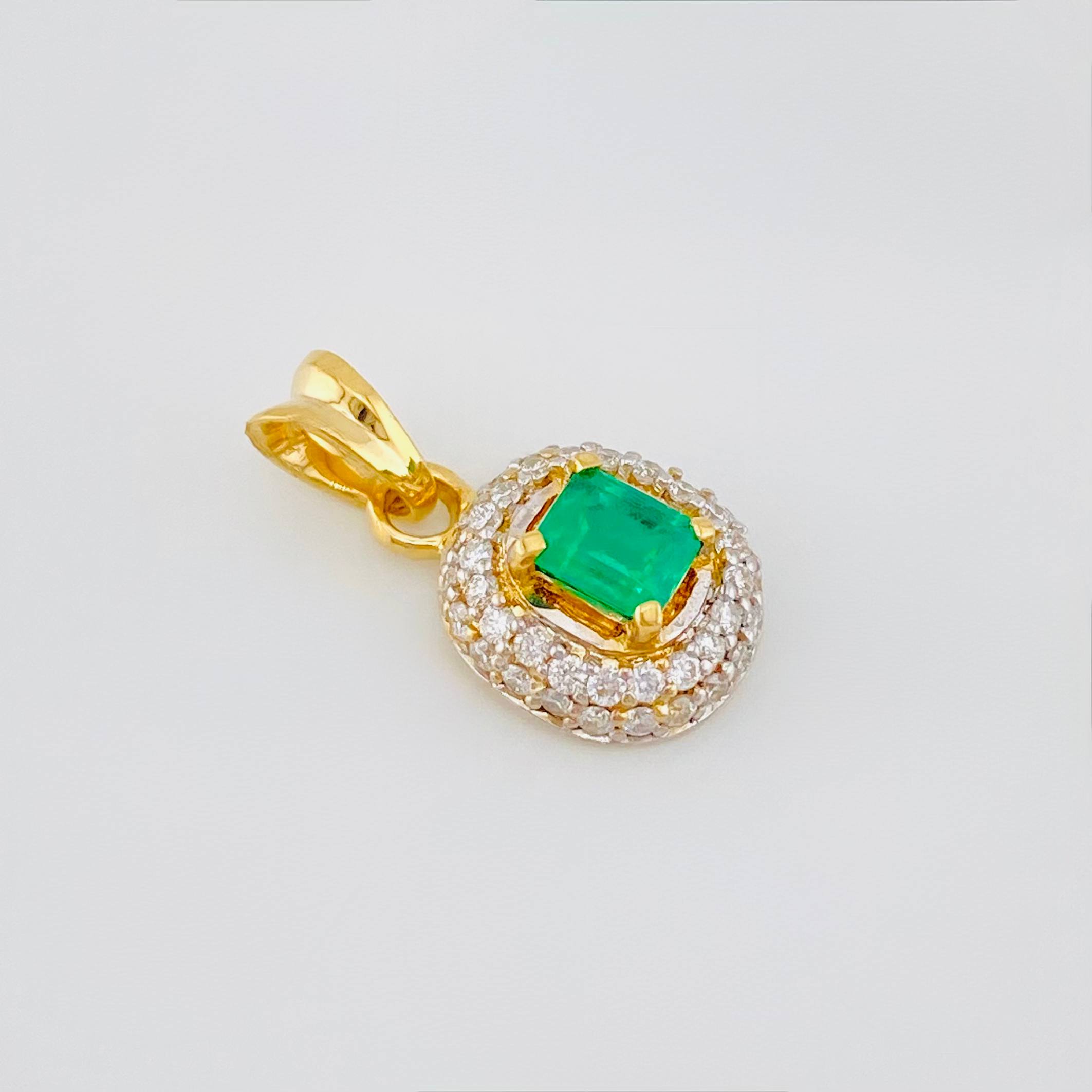 Dije Halo Esmeraldas 26 Pts Diamantes 20 Pts 1.05 g / 1.4 cm Dos Oros Amarillo Blanco 18K