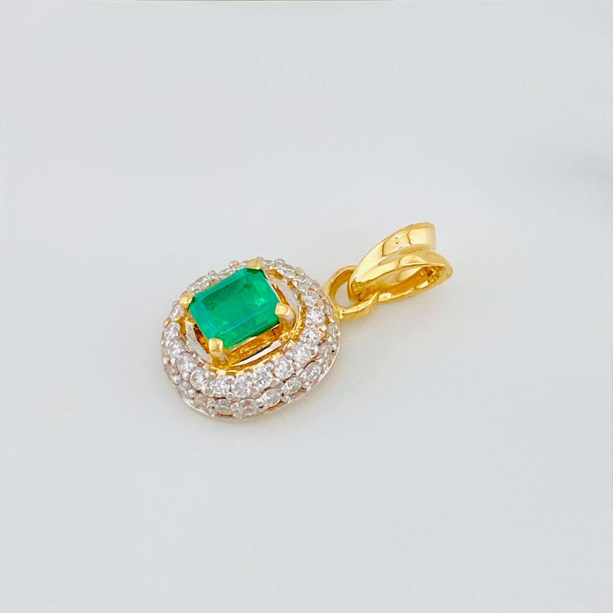 Dije Halo Esmeraldas 26 Pts Diamantes 20 Pts 1.05 g / 1.4 cm Dos Oros Amarillo Blanco 18K