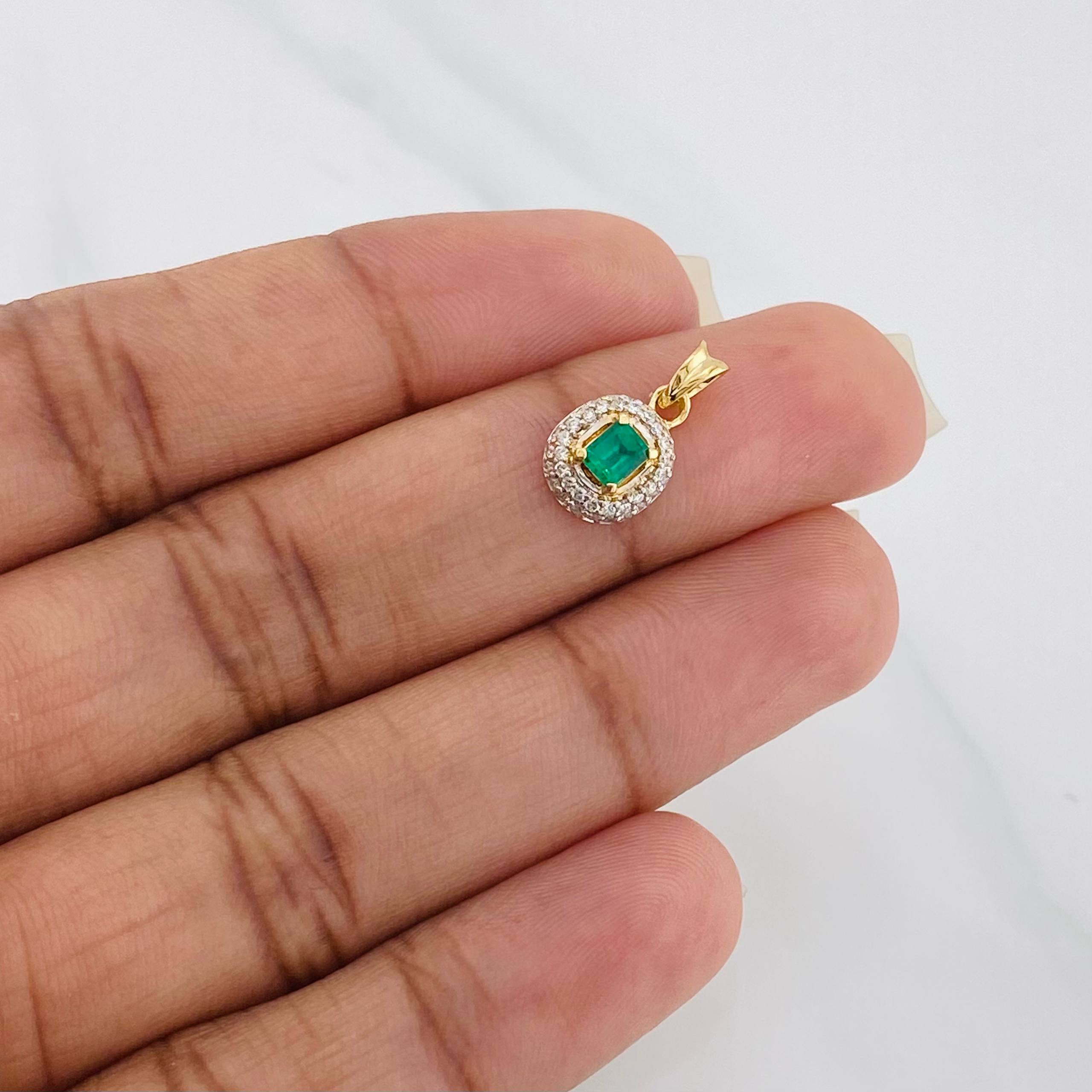 Dije Halo Esmeraldas 26 Pts Diamantes 20 Pts 1.05 g / 1.4 cm Dos Oros Amarillo Blanco 18K