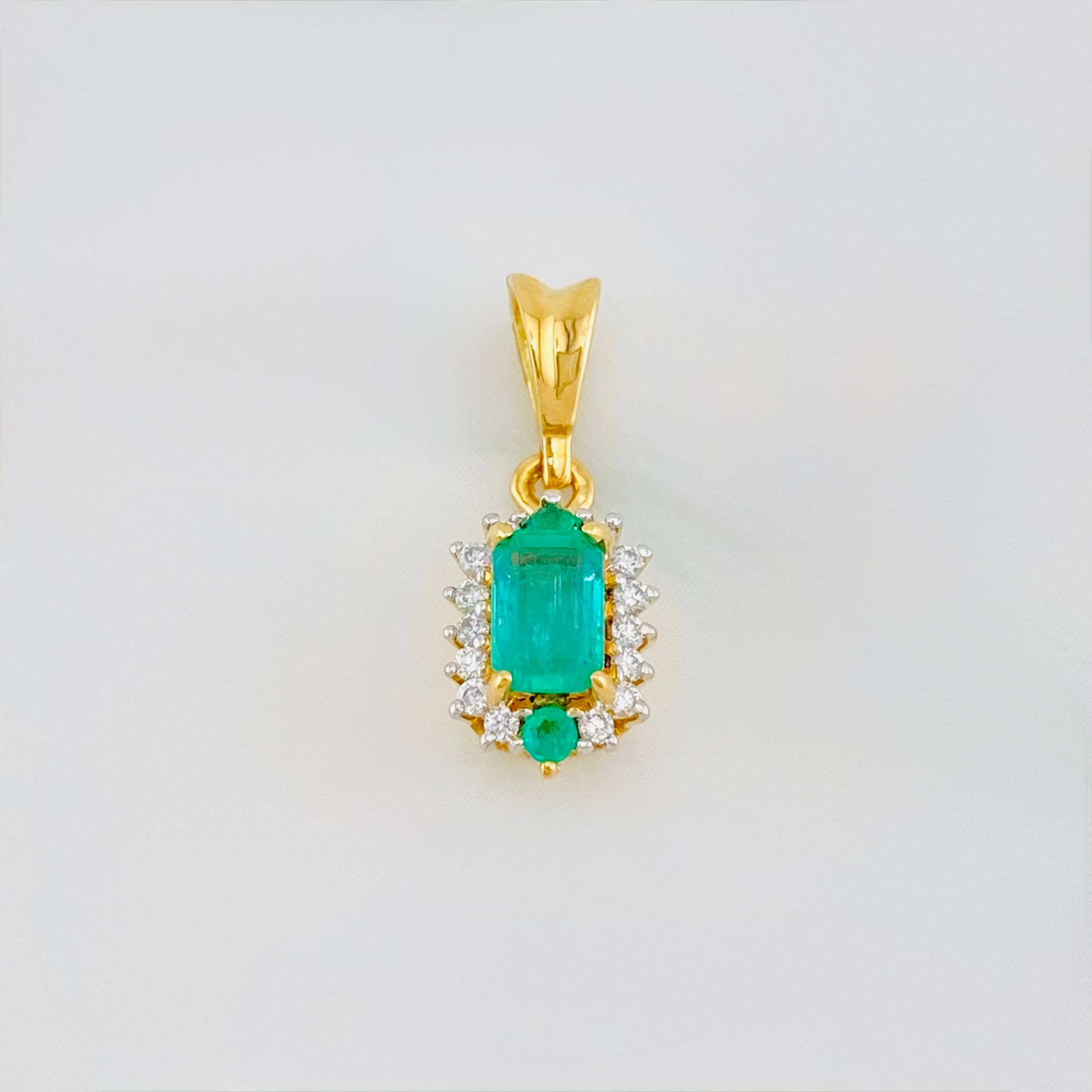 Dije Halo Esmeraldas 33 Pts Diamantes 07 Pts 1.05 g / 1.5 cm Dos Oros Amarillo Blanco 18K
