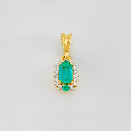 Dije Halo Esmeraldas 33 Pts Diamantes 07 Pts 1.05 g / 1.5 cm Dos Oros Amarillo Blanco 18K