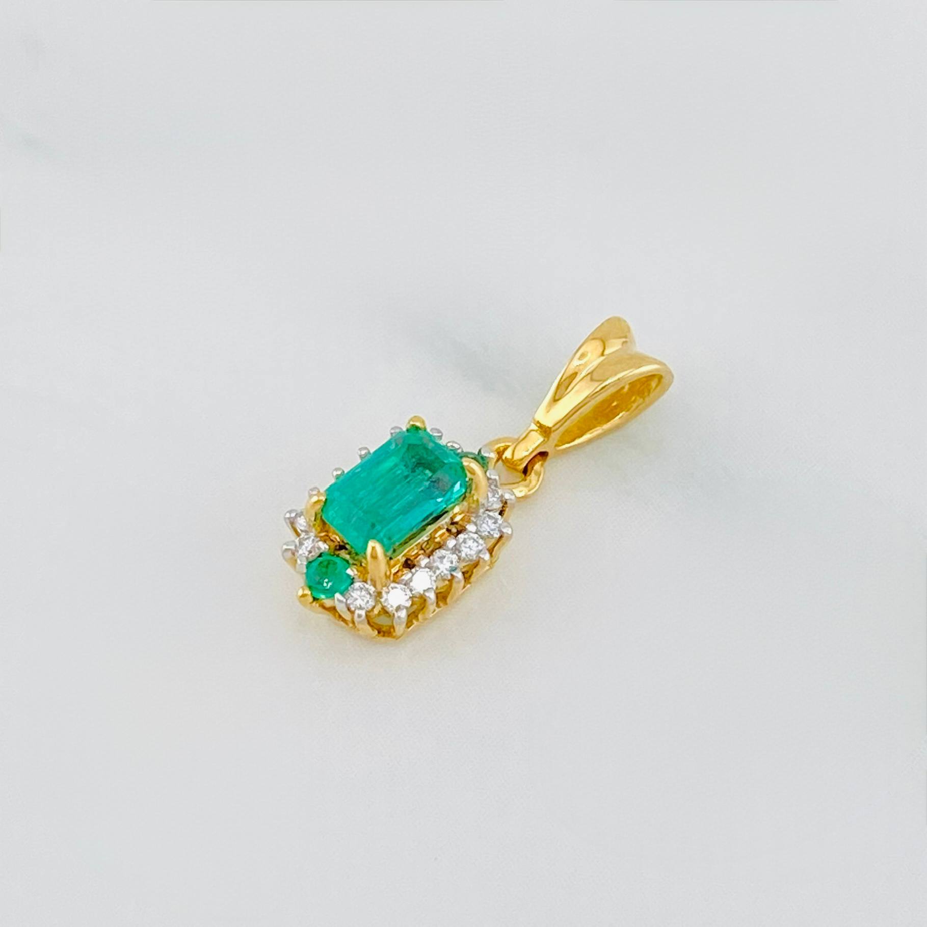 Dije Halo Esmeraldas 33 Pts Diamantes 07 Pts 1.05 g / 1.5 cm Dos Oros Amarillo Blanco 18K