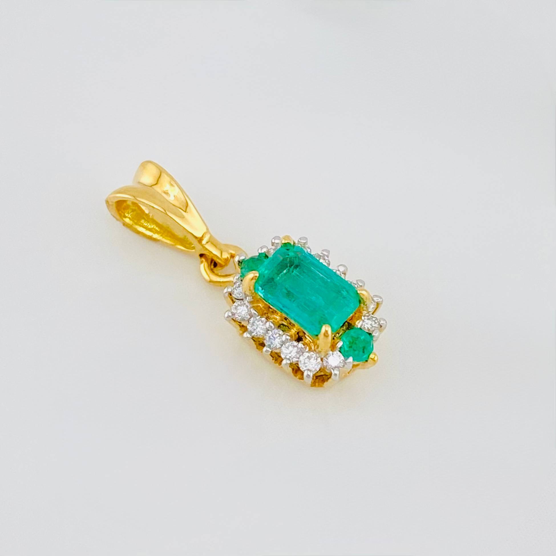Dije Halo Esmeraldas 33 Pts Diamantes 07 Pts 1.05 g / 1.5 cm Dos Oros Amarillo Blanco 18K