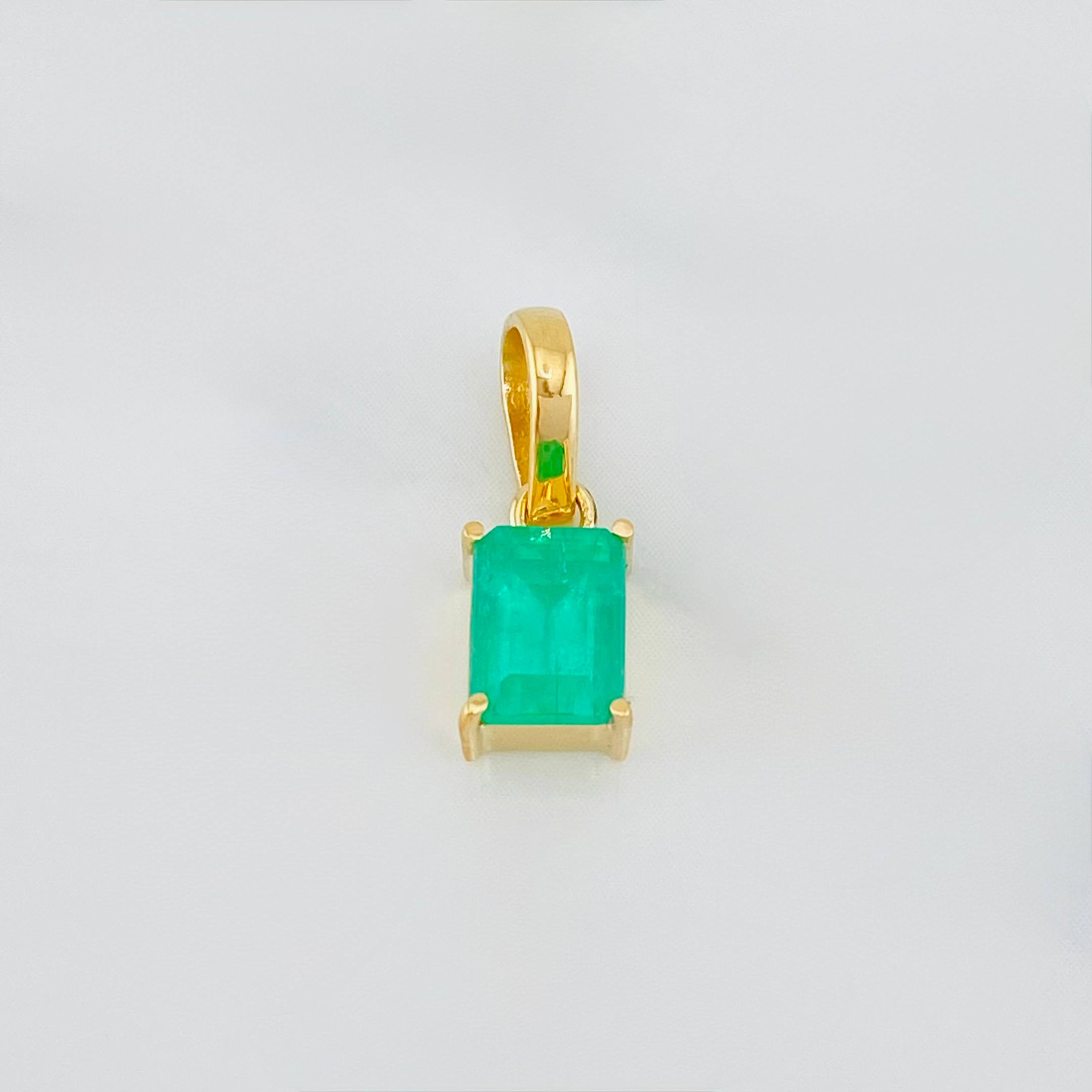 Dije Rectangulo Esmeralda 0.95 g / 1.5 cm Oro Amarillo 18K