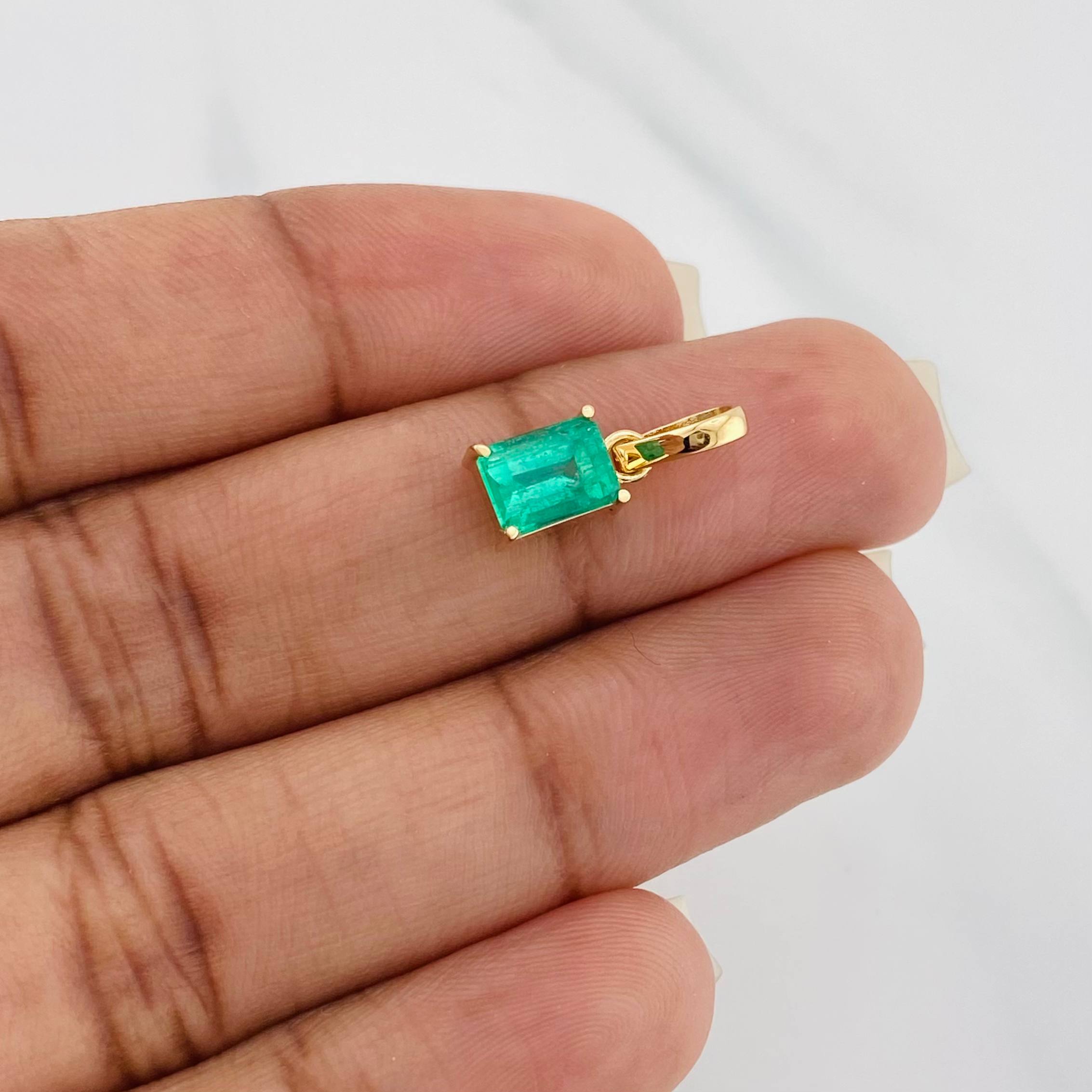Dije Rectangulo Esmeralda 0.95 g / 1.5 cm Oro Amarillo 18K