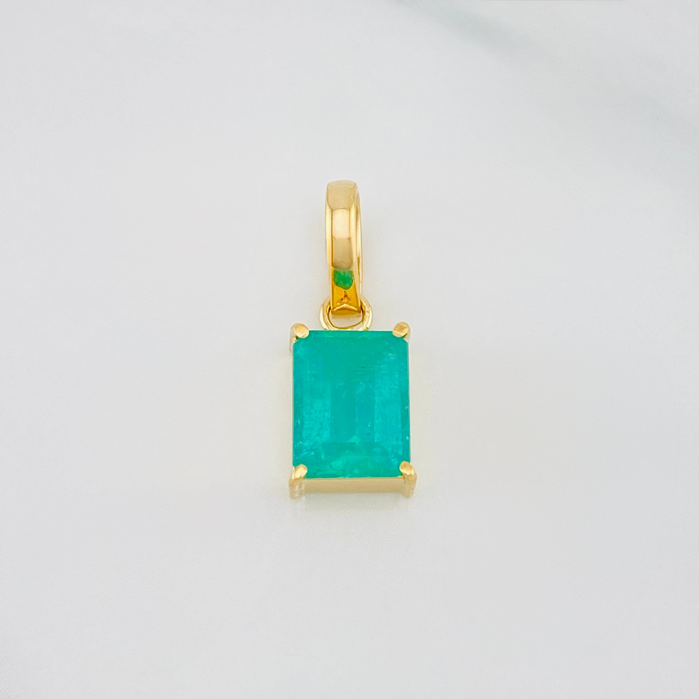 Dije Cuadrado Esmeralda 1.15 g / 1.6 cm Oro Amarillo 18K