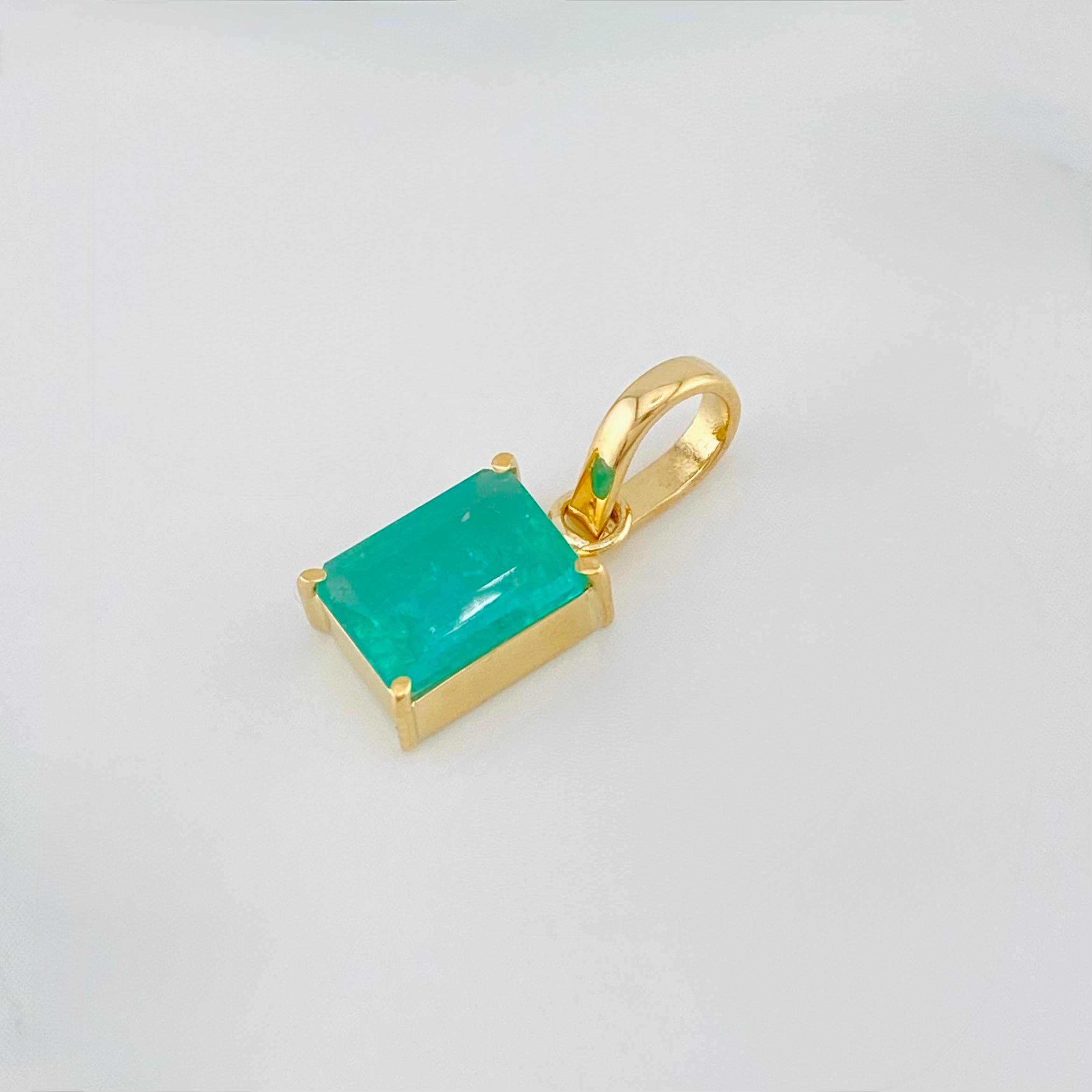 Dije Cuadrado Esmeralda 1.15 g / 1.6 cm Oro Amarillo 18K