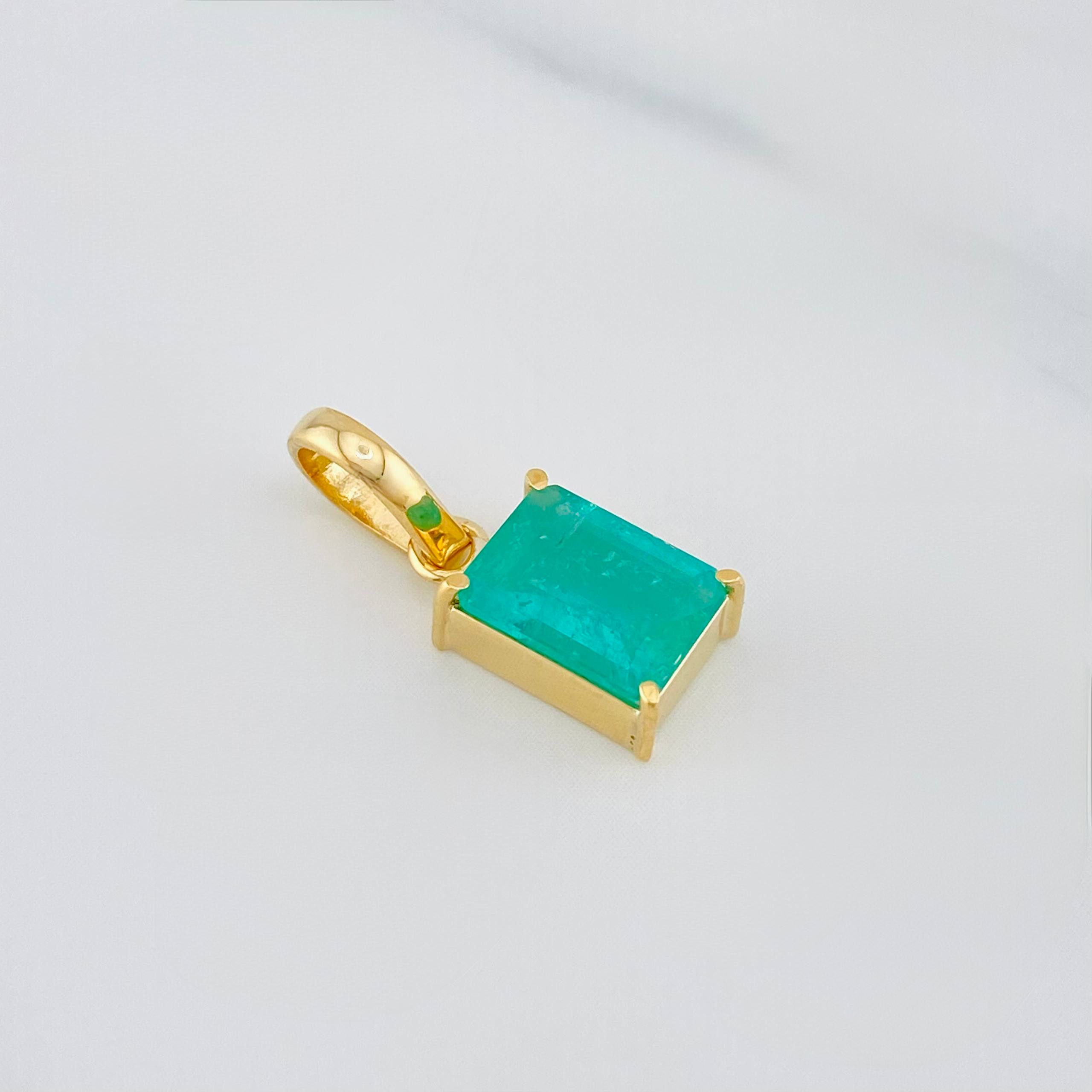 Dije Cuadrado Esmeralda 1.15 g / 1.6 cm Oro Amarillo 18K