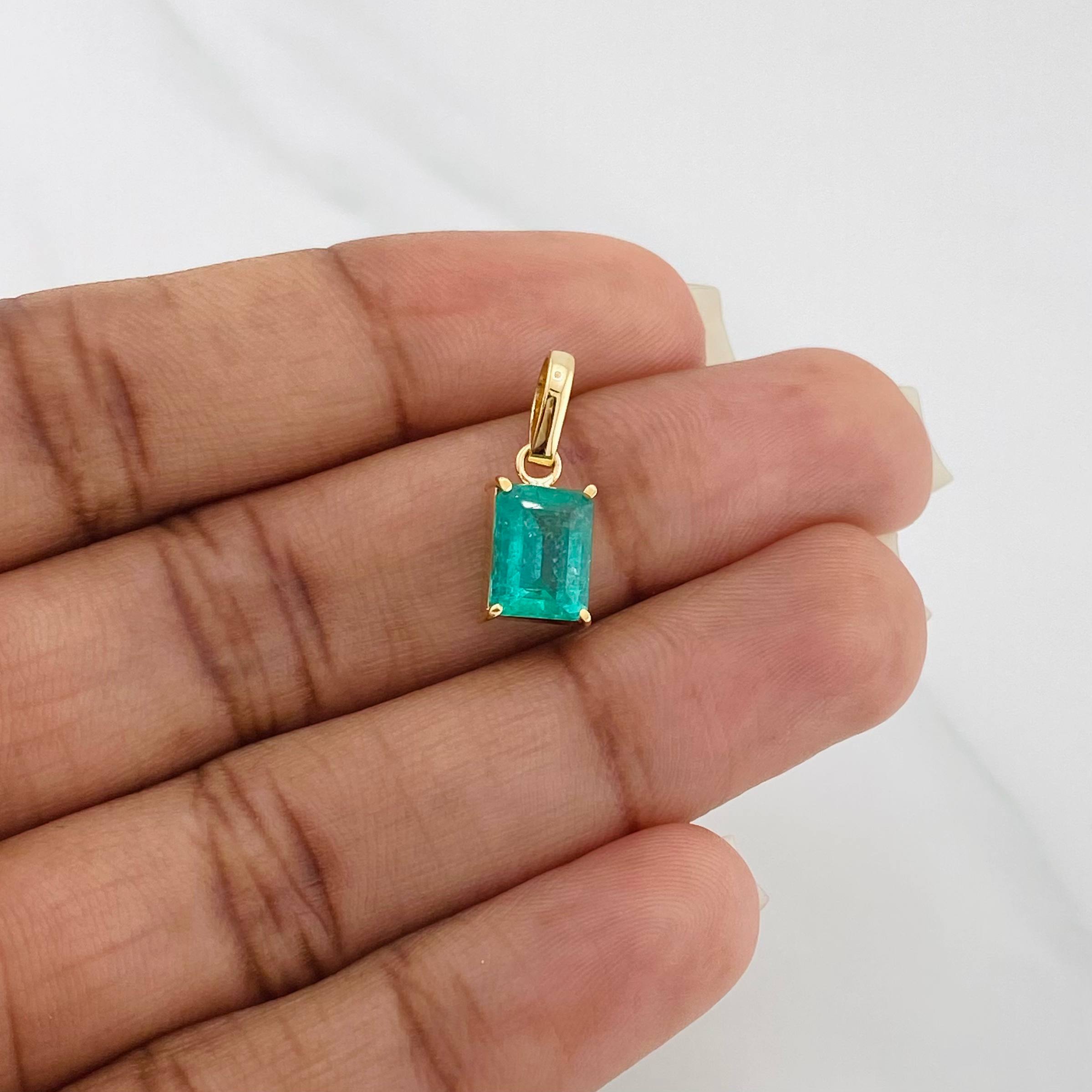 Dije Cuadrado Esmeralda 1.15 g / 1.6 cm Oro Amarillo 18K