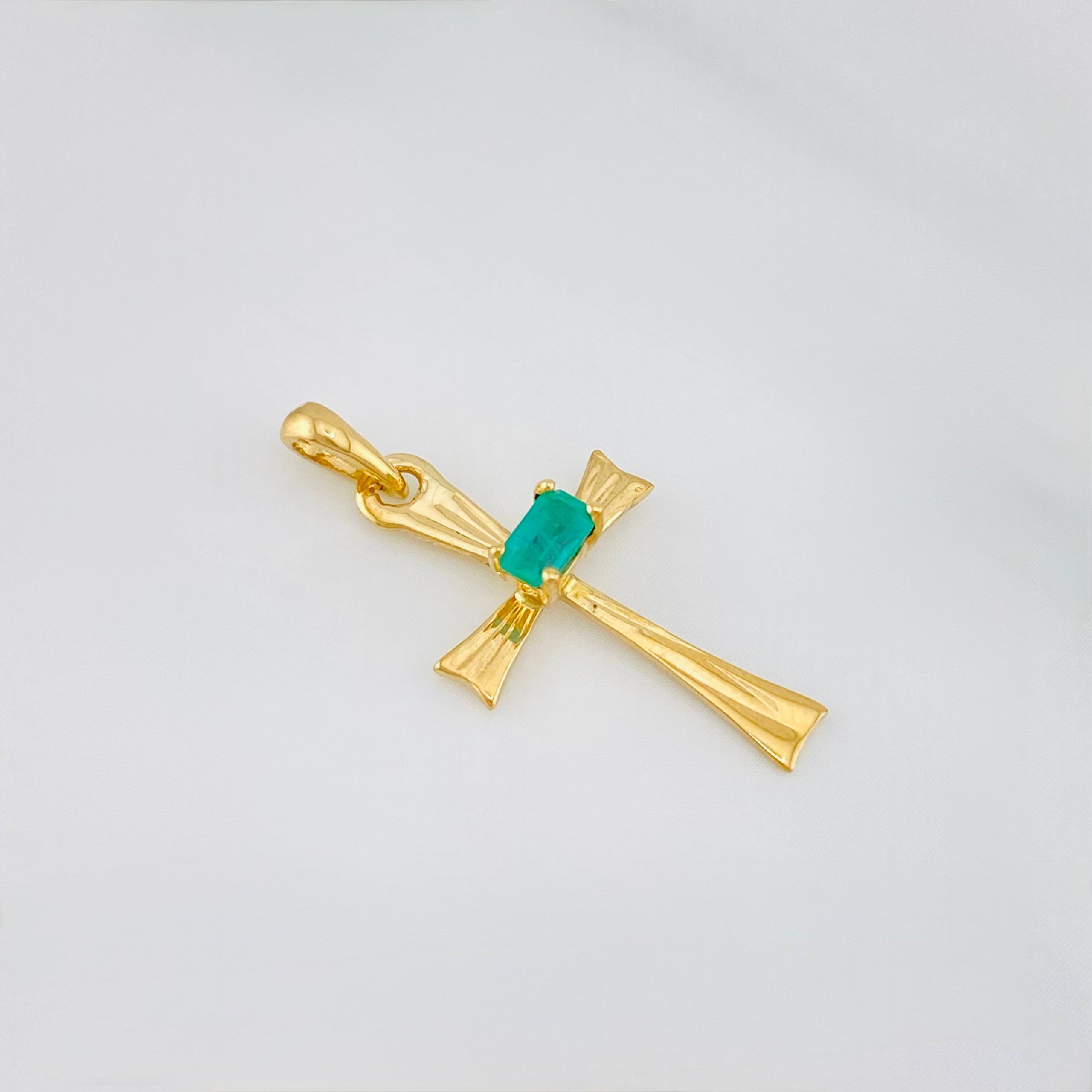Dije Cruz Esmeralda 0.95 g / 2.5 cm Oro Amarillo 18K