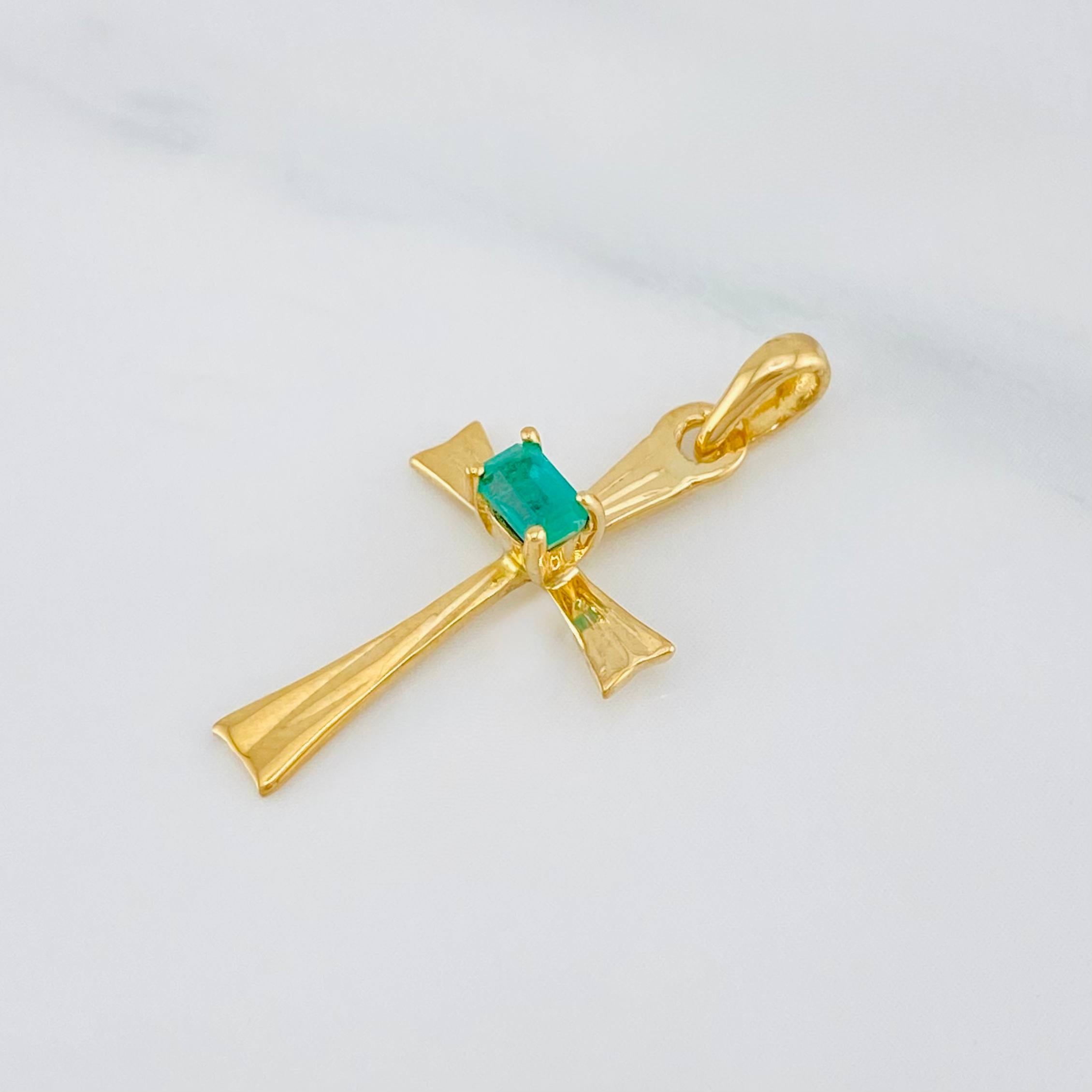 Dije Cruz Esmeralda 0.95 g / 2.5 cm Oro Amarillo 18K