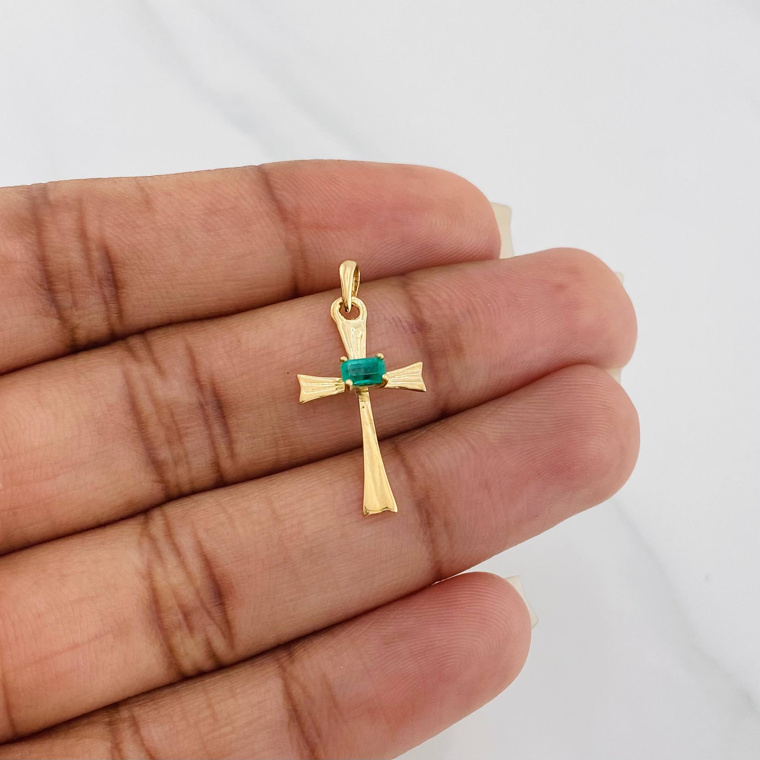 Dije Cruz Esmeralda 0.95 g / 2.5 cm Oro Amarillo 18K