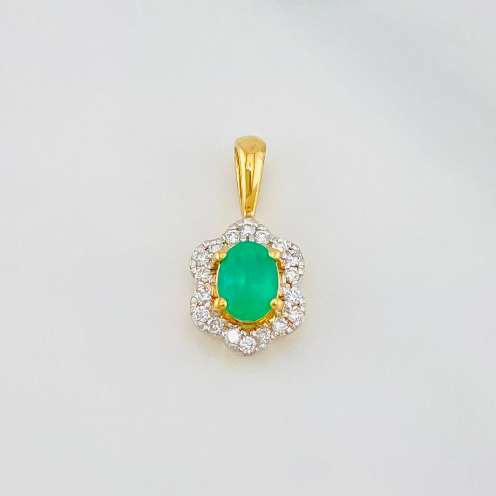 Dije Halo Flor Esmeraldas 27 Pts Diamantes 10 Pts 0.85 g / 1.3 cm Dos Oros Amarillo Blanco 18K