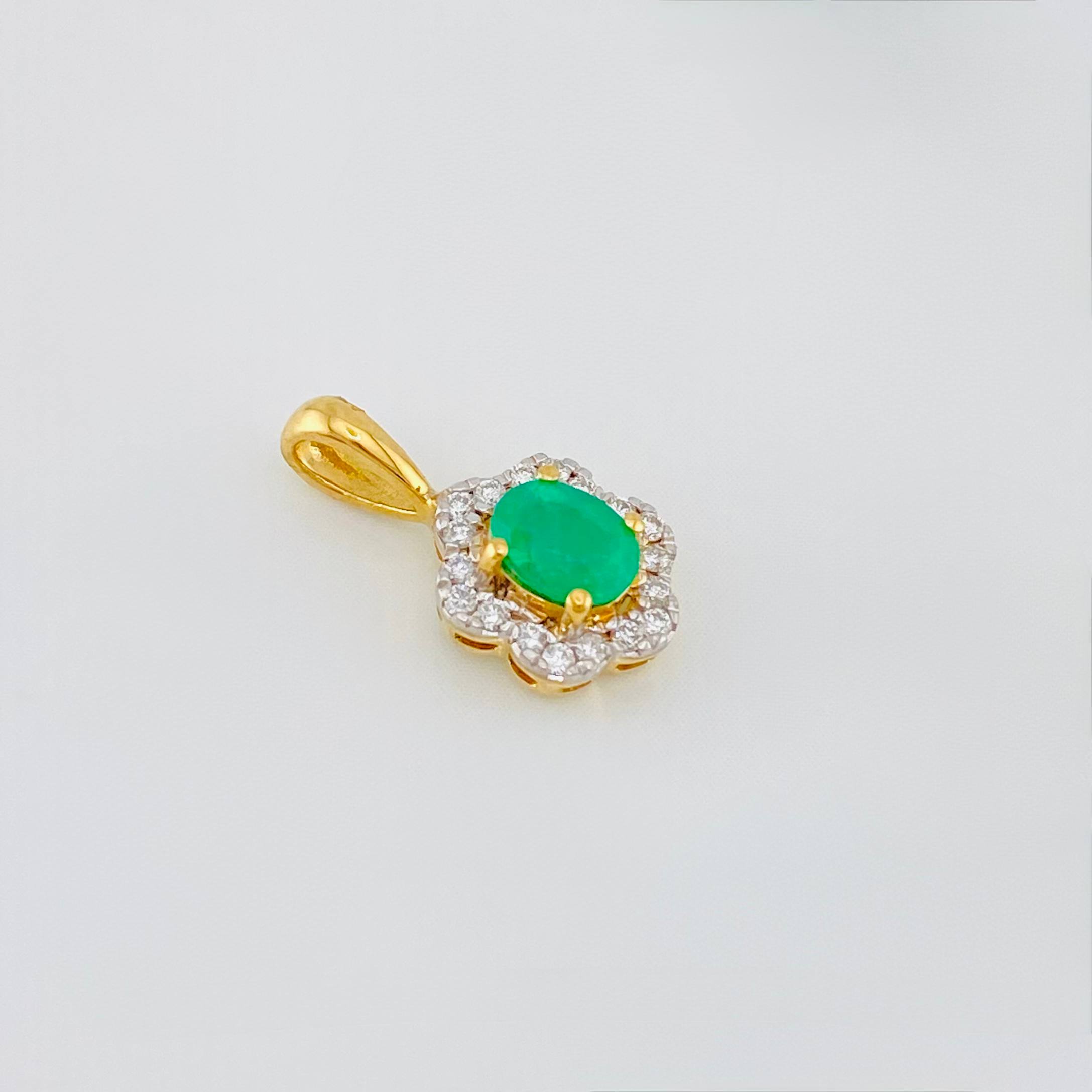Dije Halo Flor Esmeraldas 27 Pts Diamantes 10 Pts 0.85 g / 1.3 cm Dos Oros Amarillo Blanco 18K