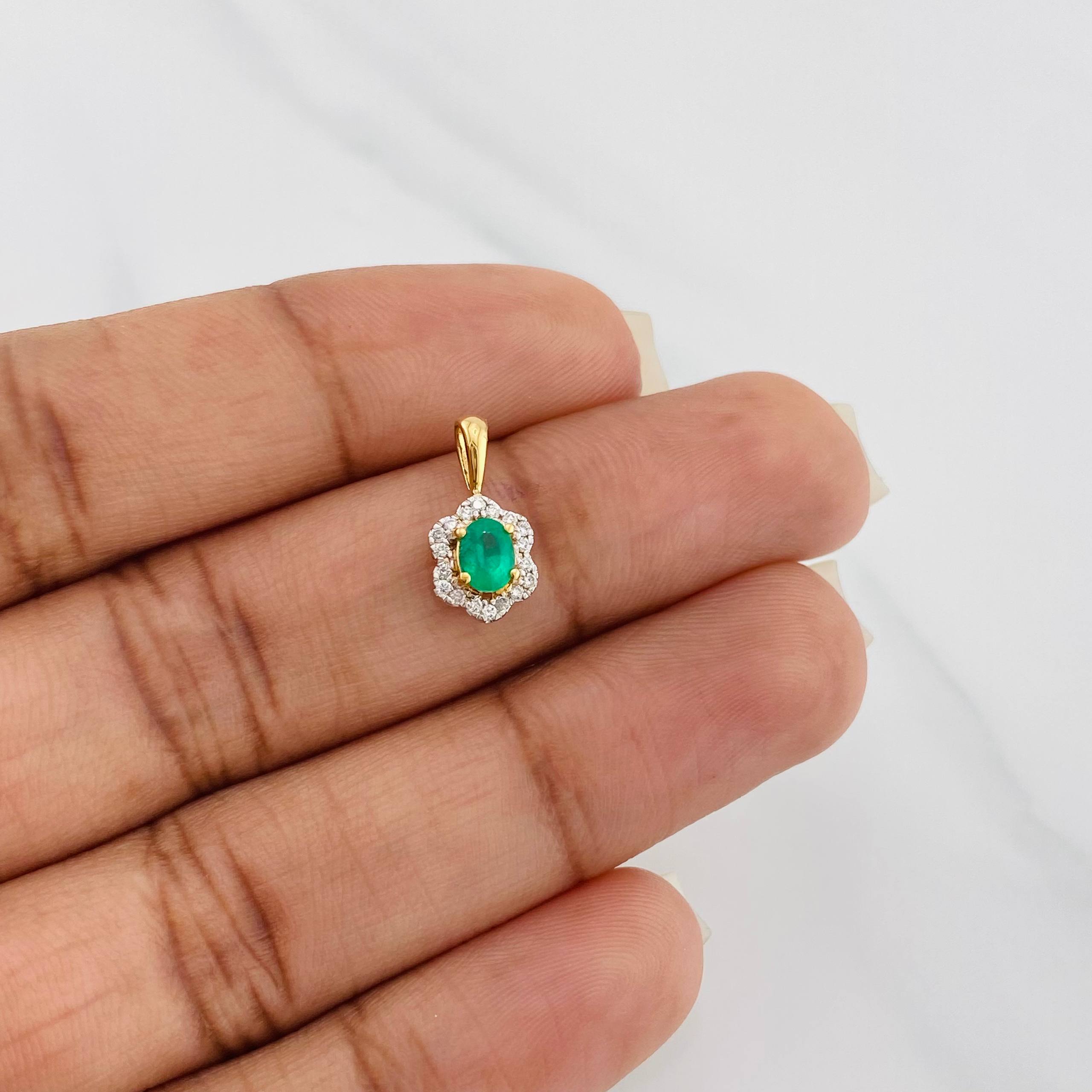 Dije Halo Flor Esmeraldas 27 Pts Diamantes 10 Pts 0.85 g / 1.3 cm Dos Oros Amarillo Blanco 18K