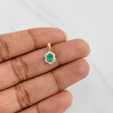 Dije Halo Flor Esmeraldas 27 Pts Diamantes 10 Pts 0.85 g / 1.3 cm Dos Oros Amarillo Blanco 18K