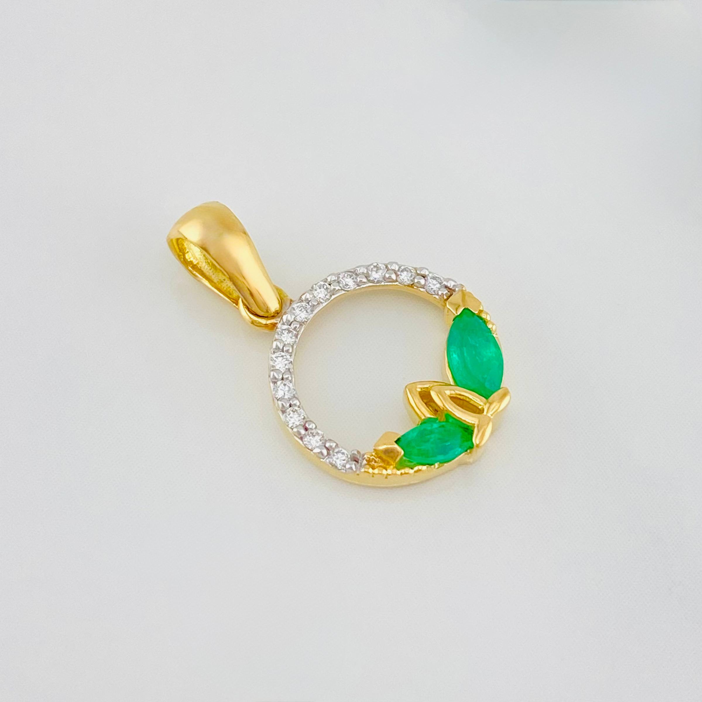 Dije Circulo Petalos Esmeraldas 23 Pts Diamantes 09 Pts 1.4 g / 2 cm Dos Oros Amarillo Blanco 18K
