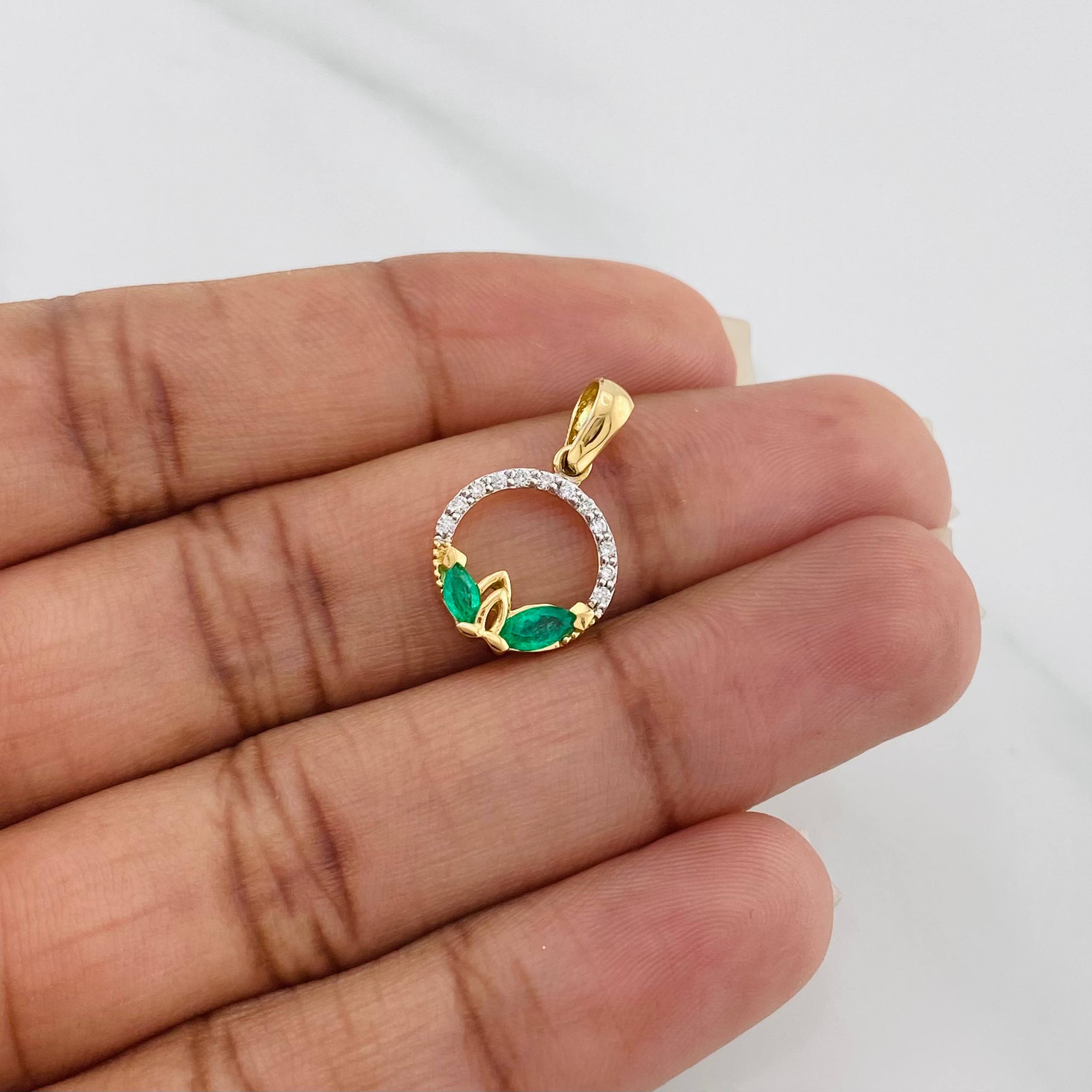 Dije Circulo Petalos Esmeraldas 23 Pts Diamantes 09 Pts 1.4 g / 2 cm Dos Oros Amarillo Blanco 18K
