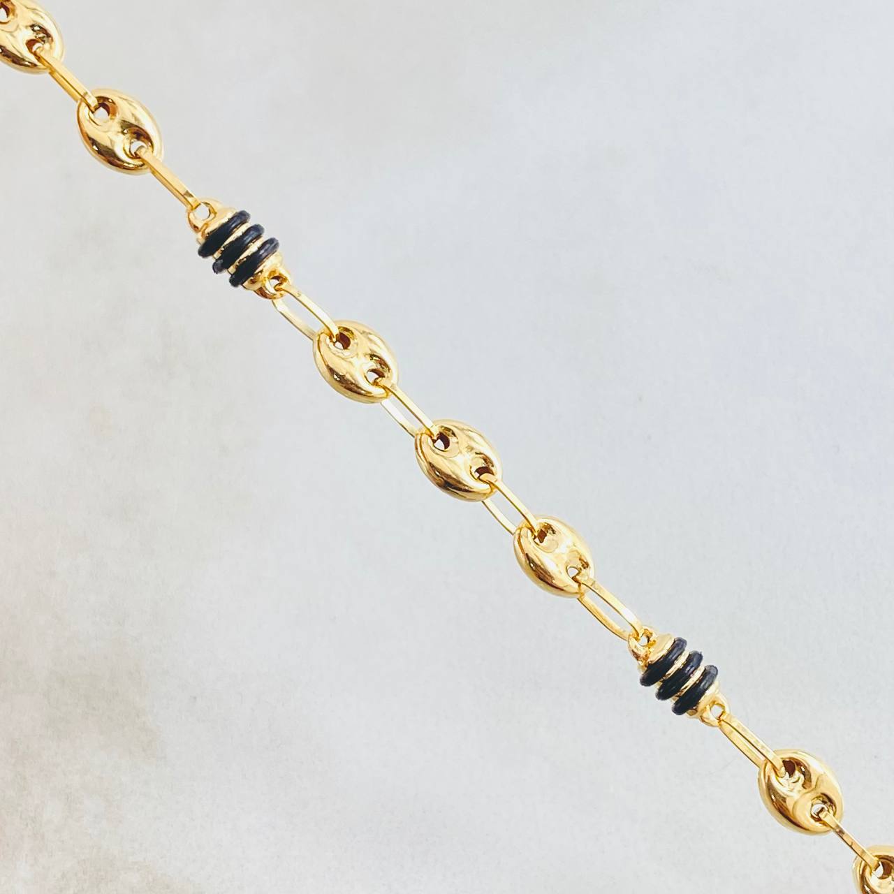 Pulso Gc Barril Cauchos Negros 3.4gr / 17.5cm / 4.5mm Oro Amarillo 18K