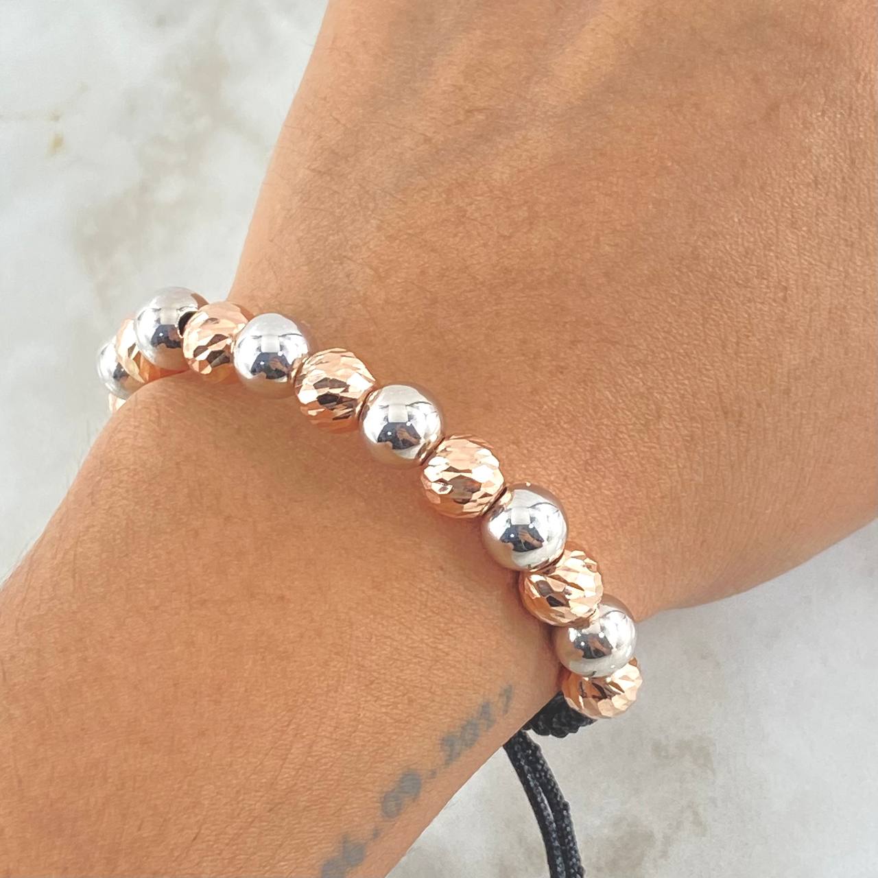 Pulsera Negra Bolas 5gr / 8mm Diamantadas 8und - Lisas 7und Dos Oros Blanco Rosa 18K (A.C)