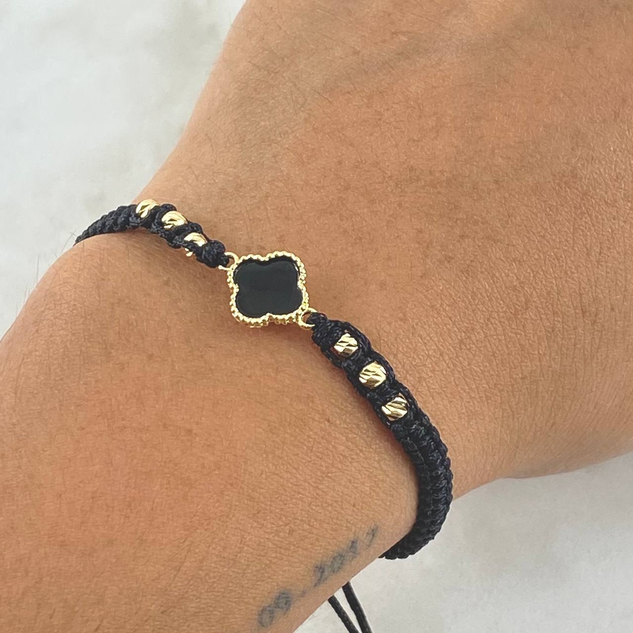 Pulsera Negra Trebol VCyA 0.95gr / 3mm Bolas Diamantadas 6und Oro Amarillo 18K ©