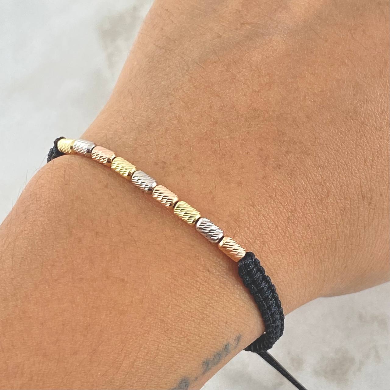 Pulsera Negra Cilindro 1gr / 3mm Diamantados 9und Tres Oros 18K *