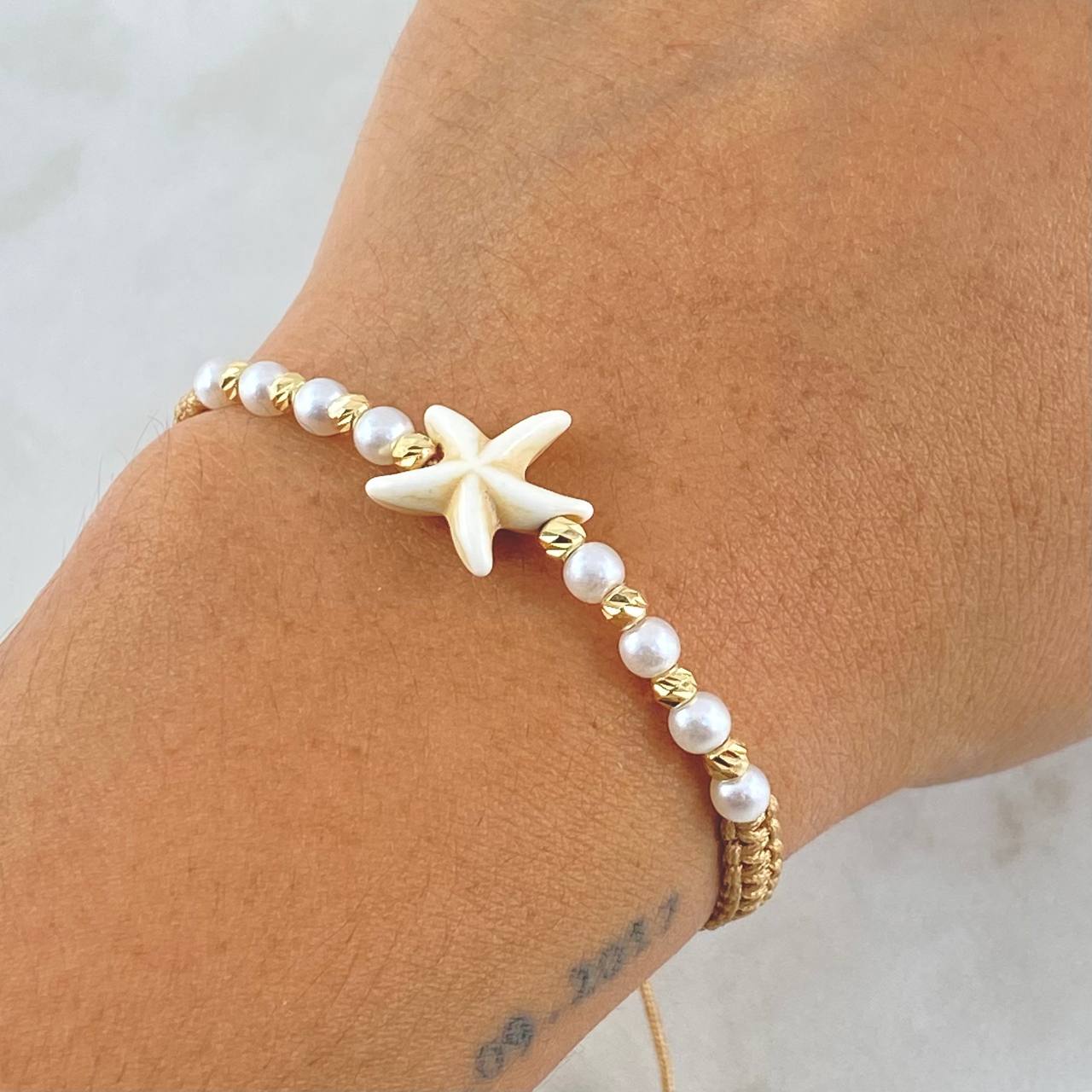 Pulsera Beige Estrella De Mar 0.45gr / 3mm Bolas Diamantadas 8und Oro Amarillo 18K (A.C)