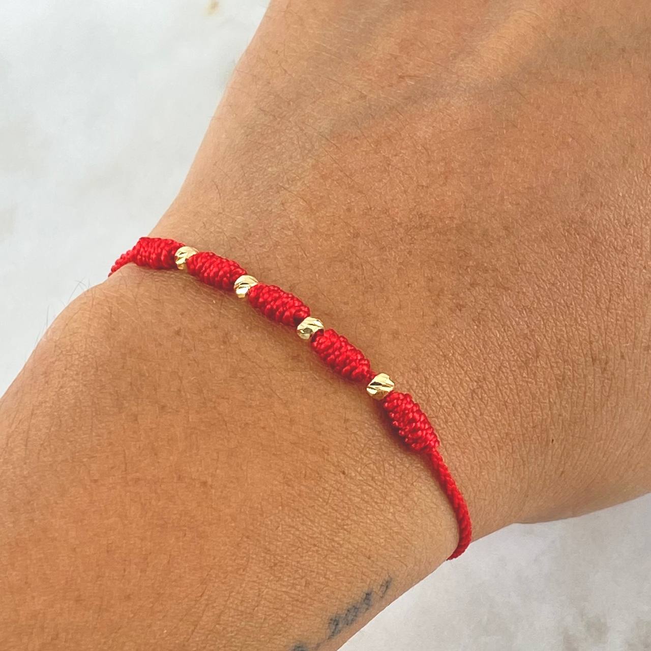 Pulsera Roja Bolas 0.45gr / 3mm Diamantadas 4und Oro Amarillo 18K ©
