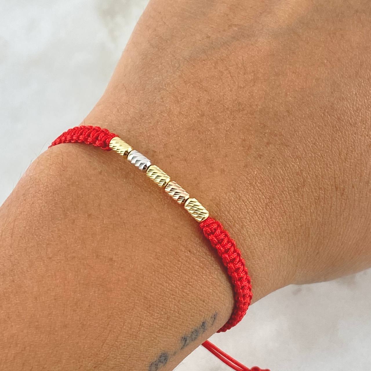Pulsera Roja Cilindro 0.5gr / 3mm Diamantados 5und Tres Oros 18K *