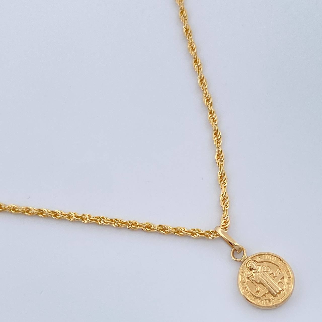 Set Cadena y Dije Lazo + San Benito 1.55gr / 40cm / Oro Amarillo 18K (Oferta) $