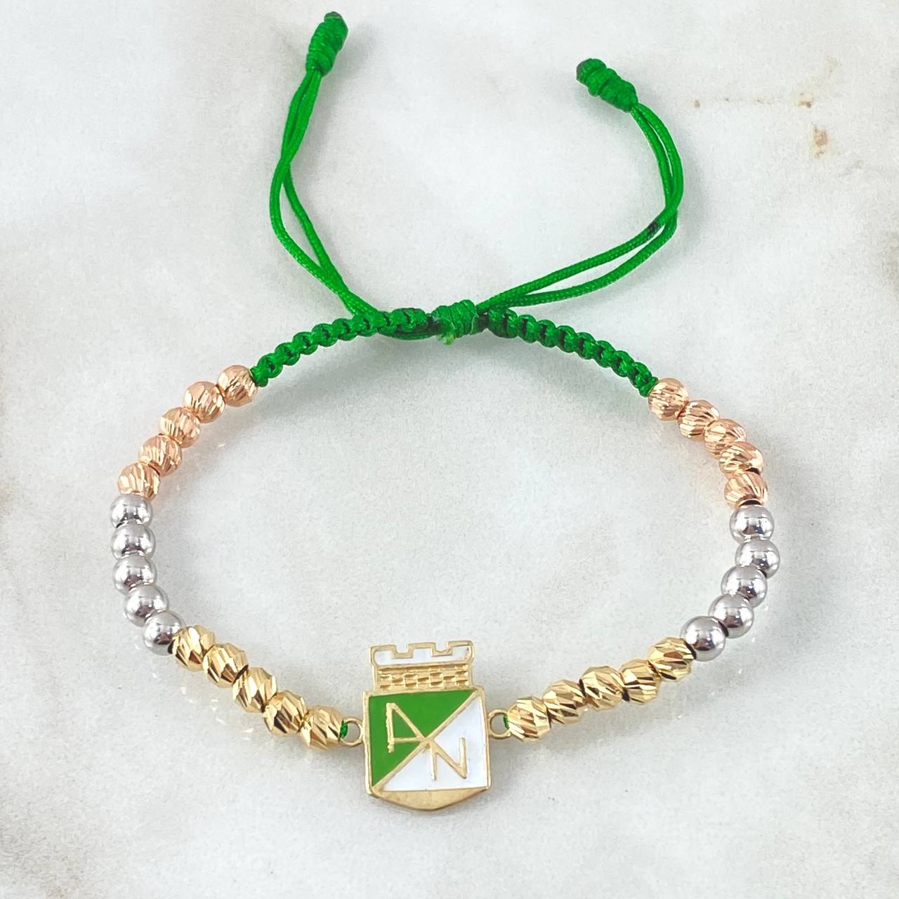 Pulsera Verde Herraje Escudo Nacional 3.8gr / 4mm Bolas Diamantadas 20und Bolas Lisas 10und Tres Oros 18K *