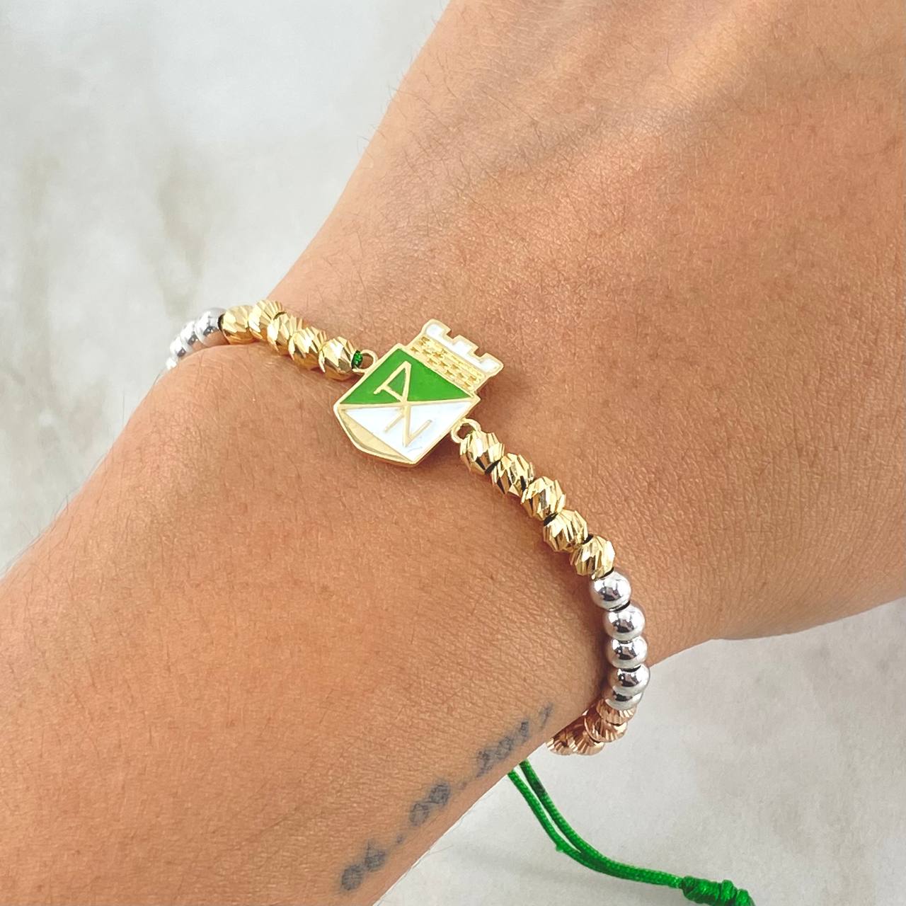 Pulsera Verde Herraje Escudo Nacional 3.8gr / 4mm Bolas Diamantadas 20und Bolas Lisas 10und Tres Oros 18K *