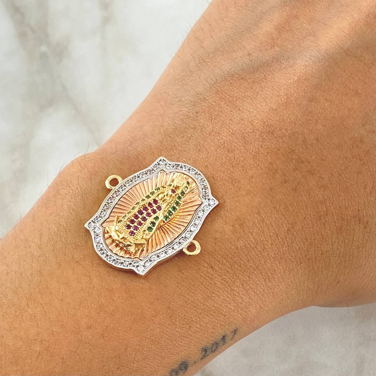 Herraje Virgen Guadalupe Marco Punteado 6.55gr / 2.6cm / Circones Blancos Verdes Fucsias Tres Oros 18K ©