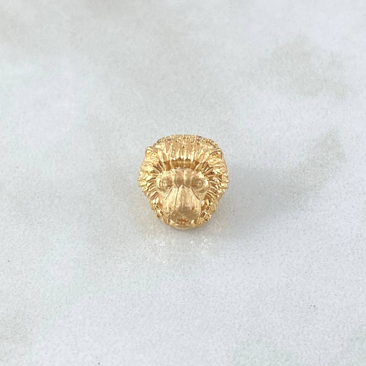 Herraje León Grueso 3.15gr / 0.8cm / Circones Blancos Oro Amarillo 18K ©