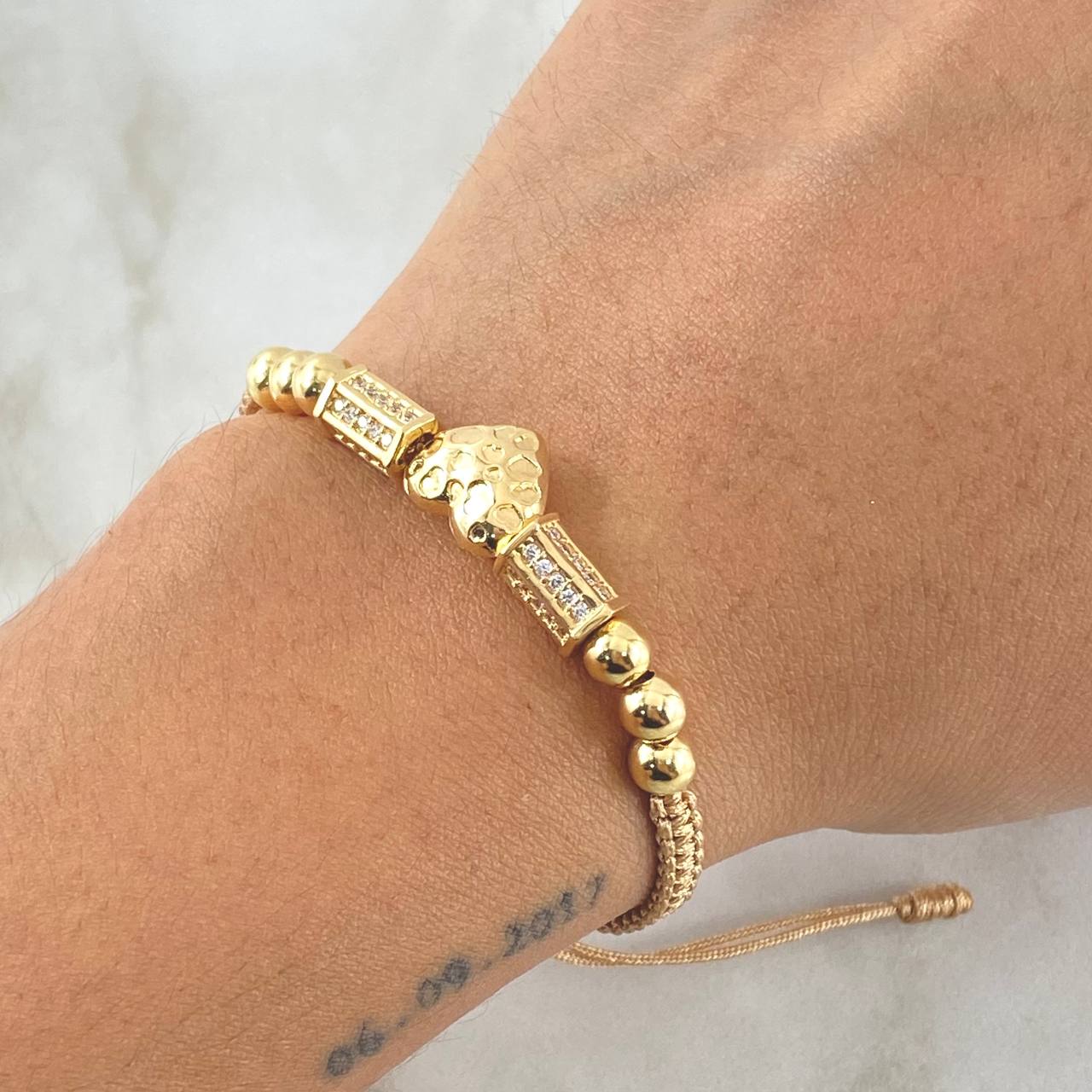 Pulsera Beige Corazon Troquelado 5.1gr / 5mm Bolas Lisas 6und Circones Blancos Oro Amarillo 18K