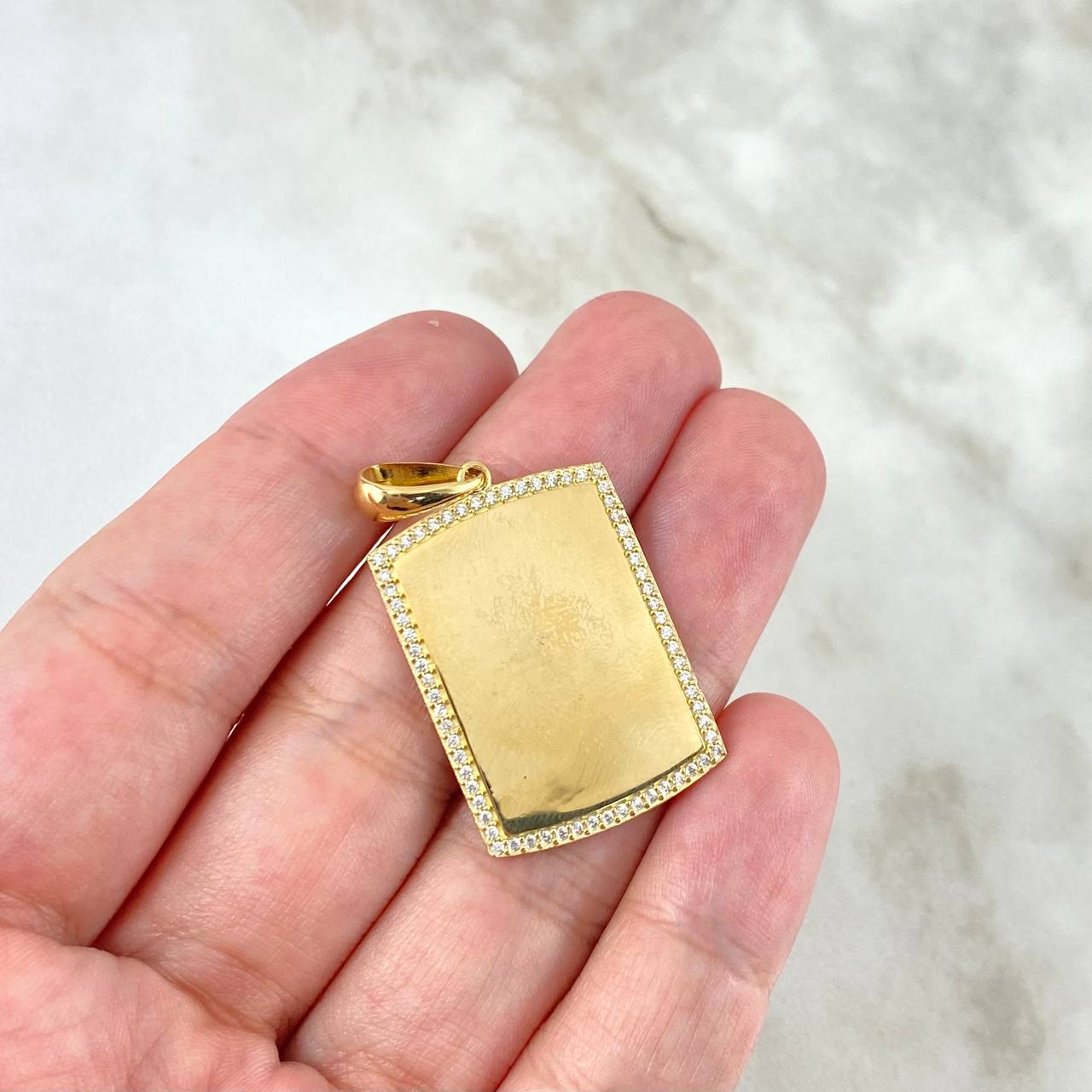 Dije Placa Rectangular 5.55gr / 3.8cm-3cm / Circones Blancos Oro Amarillo