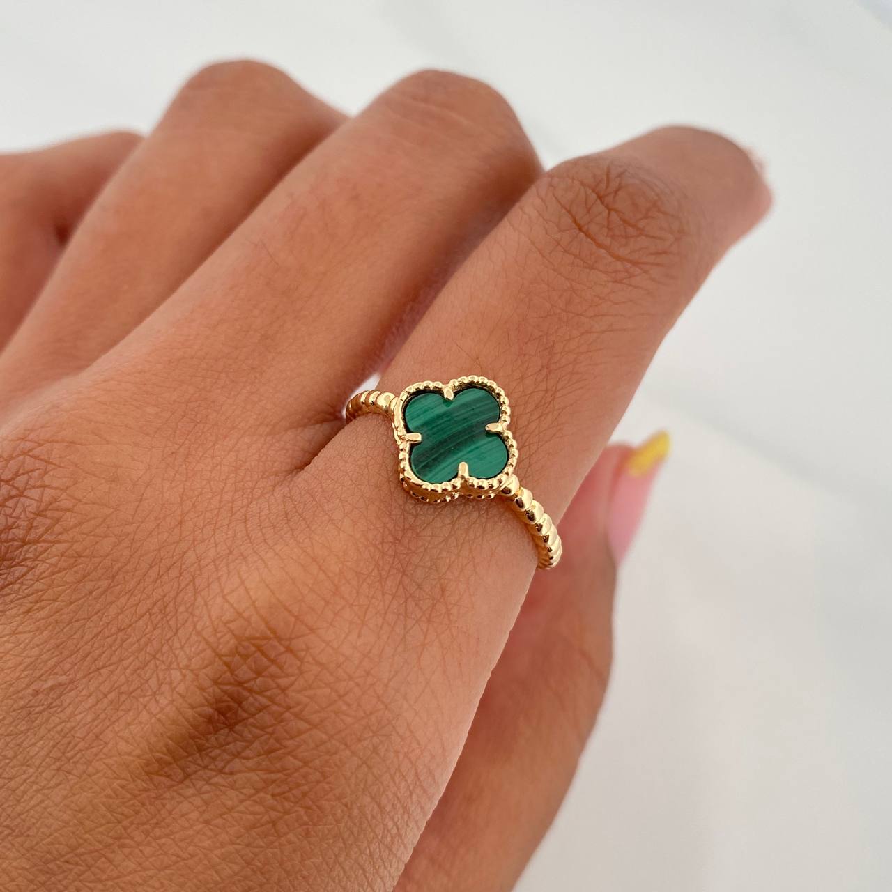 Anillo Trebol Esferas 2.1 g / T6 3/4 Oro Amarillo 18K