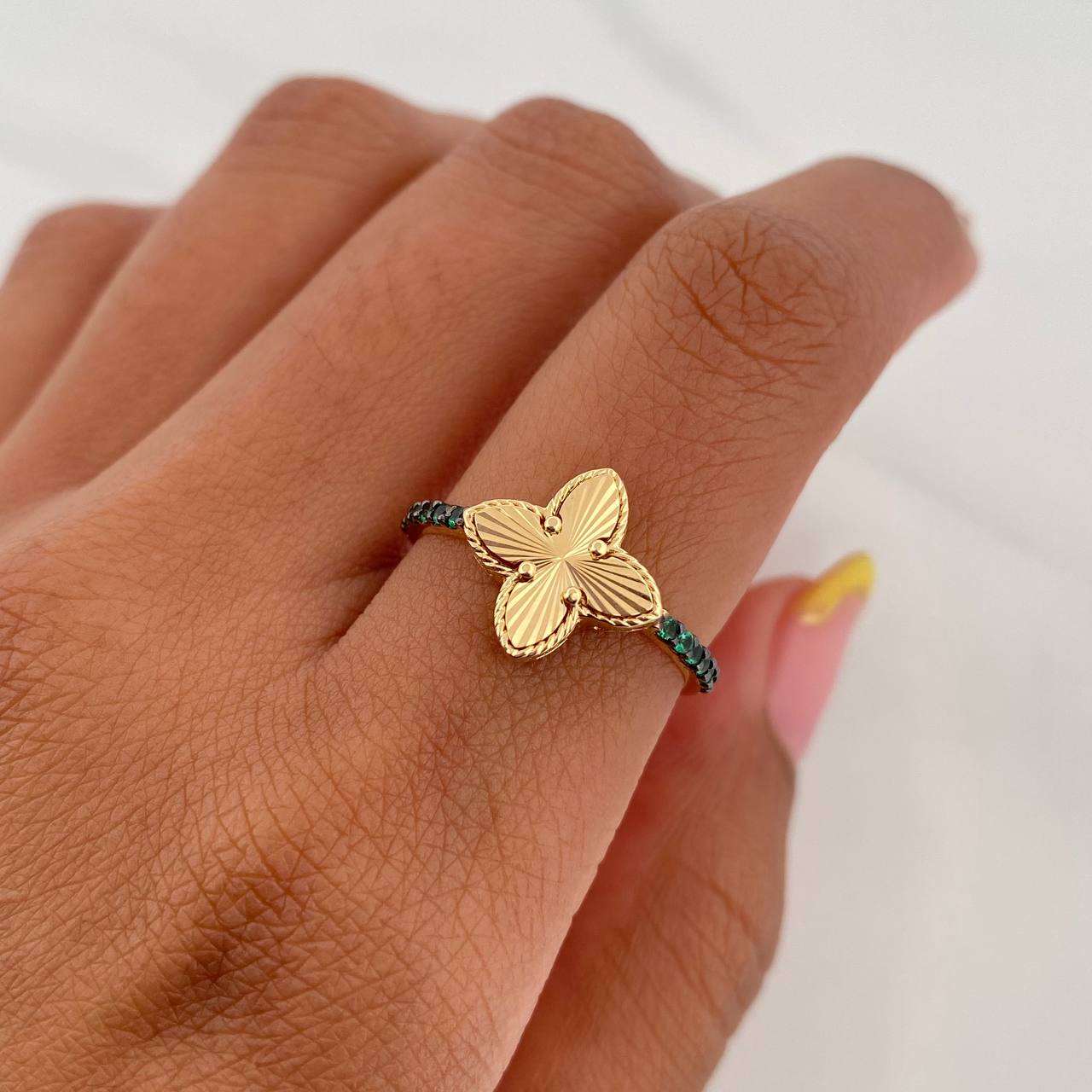Anillo Trebol Puntas 2.05 g / T6 1/2 Dos Oros Negro Amarillo 18K