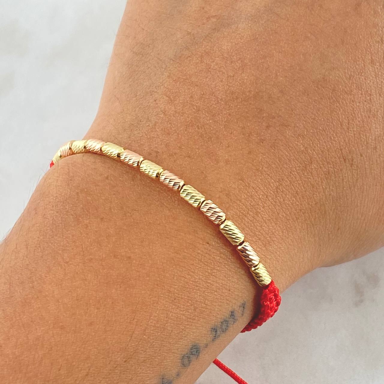 Pulsera Roja Cilindro 1.35gr / 3mm Diamantados 13und Dos Oros Amarillo Rosa 18K *