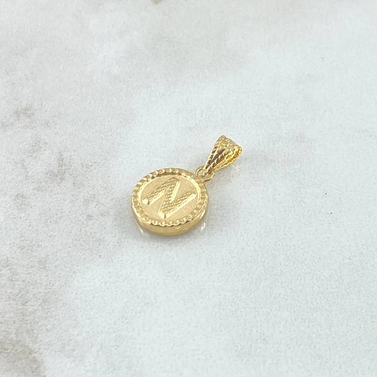 Dije Letra N Mate 0.6gr / 1.7cm / Circulo Cargador Bordeado Oro Amarillo 18K