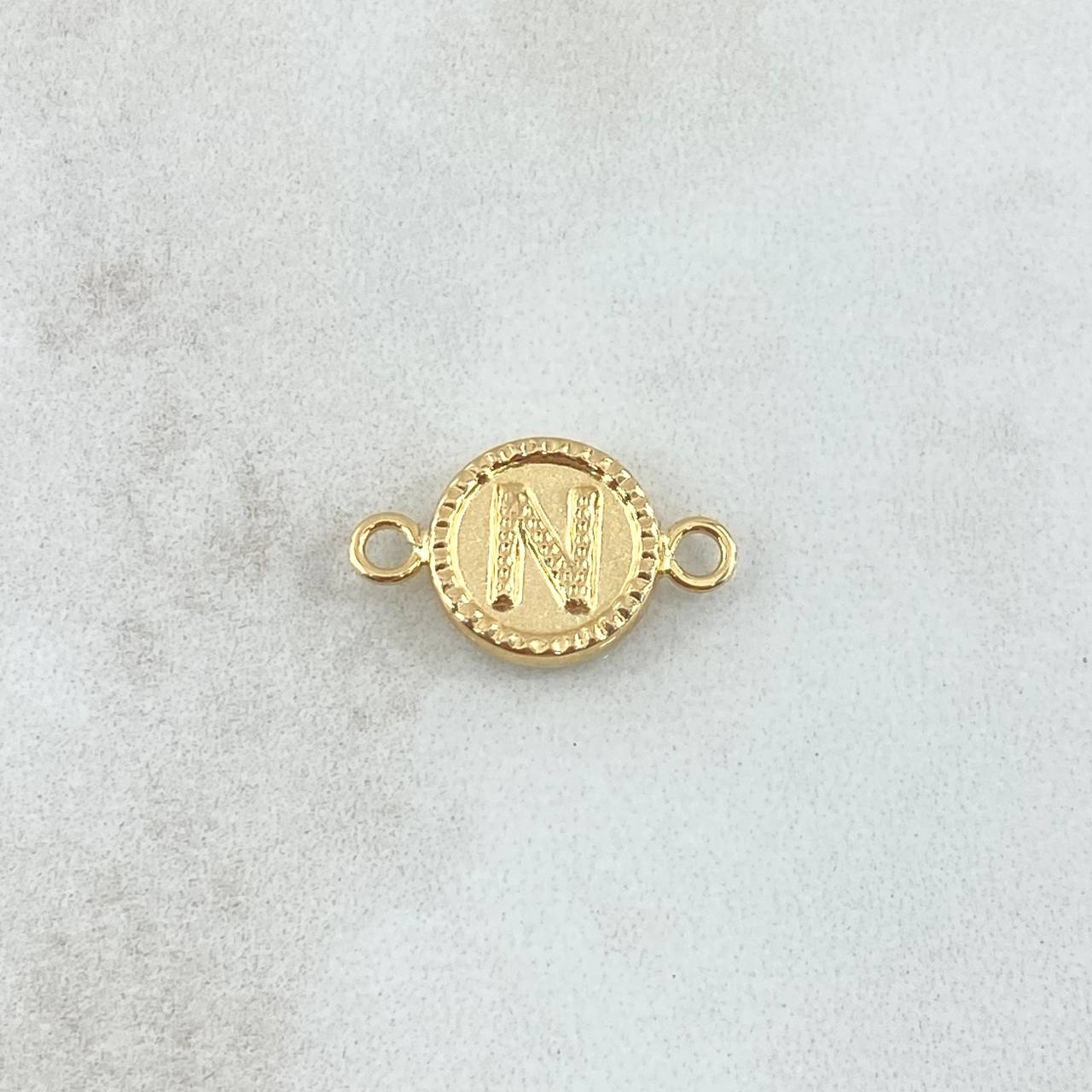Herraje Letra N Mate 0.55gr / 1.7cm / Circulo Bordeado Oro Amarillo 18K