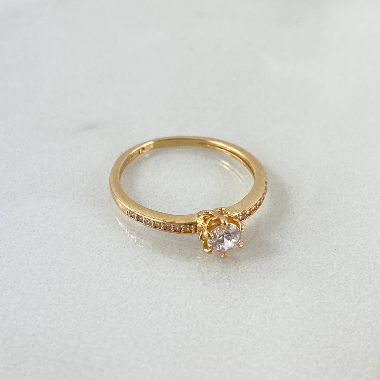 Anillo Solitario Churumbela Flor 1.9gr / T7 3/4 / Circones Blancos Oro Amarillo