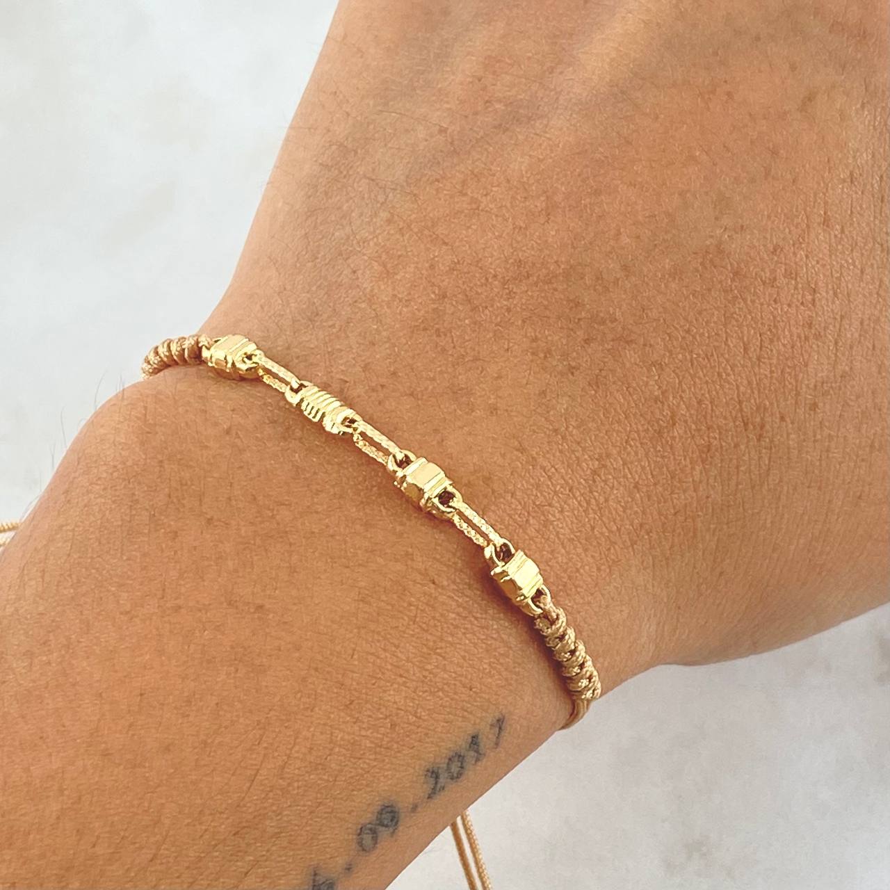 Pulsera Beige Retazo Rustico 0.7gr / 4mm Texturizado Oro Amarillo 18K ©