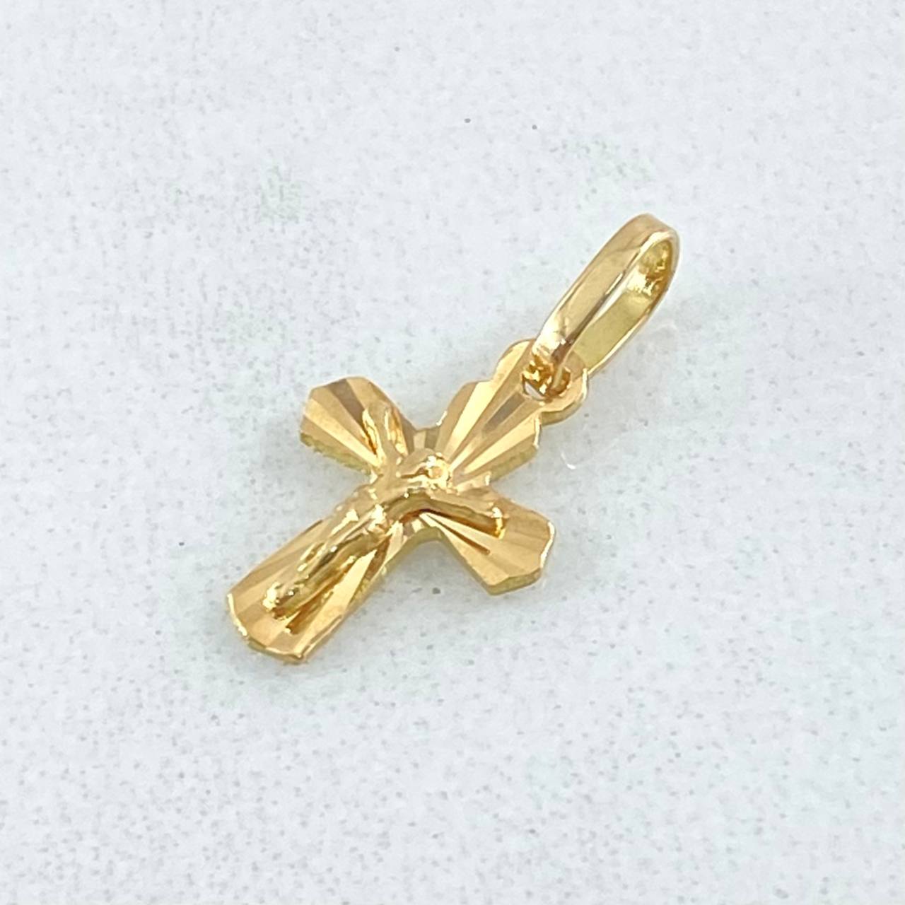 Dije Crúz Cristo 0.4gr / 1.6cm / Oro 18K ©