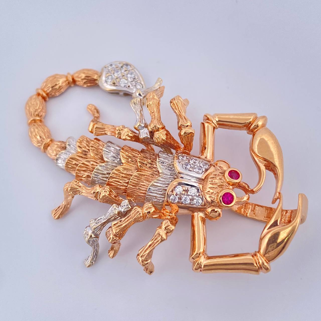 Dije Escorpion 16.5gr / 5.7cm / Dos Oros Blanco Rosa 18K $