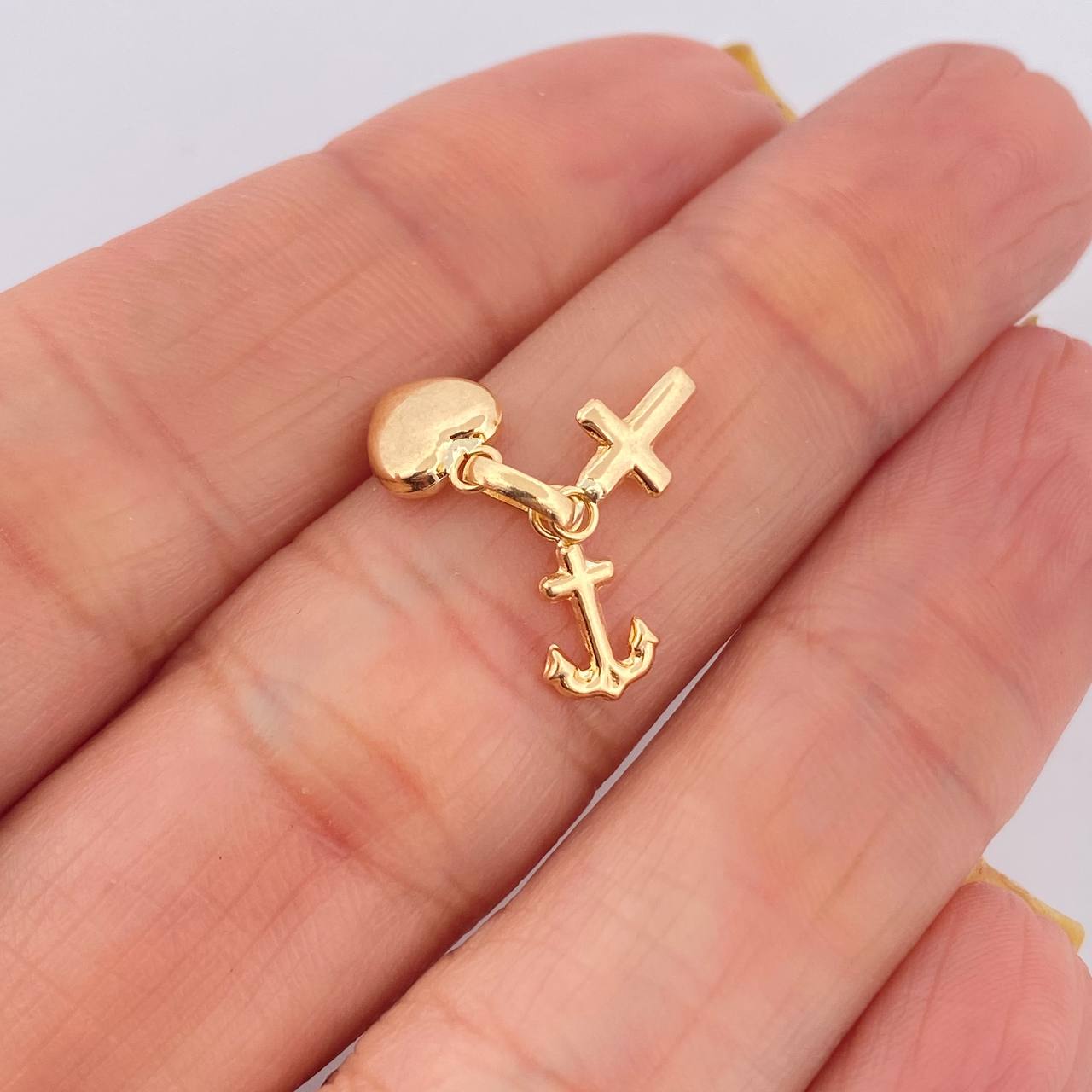 Dije Tres Gracias 0.5gr / 1.5cm / Oro Amarillo 18K $
