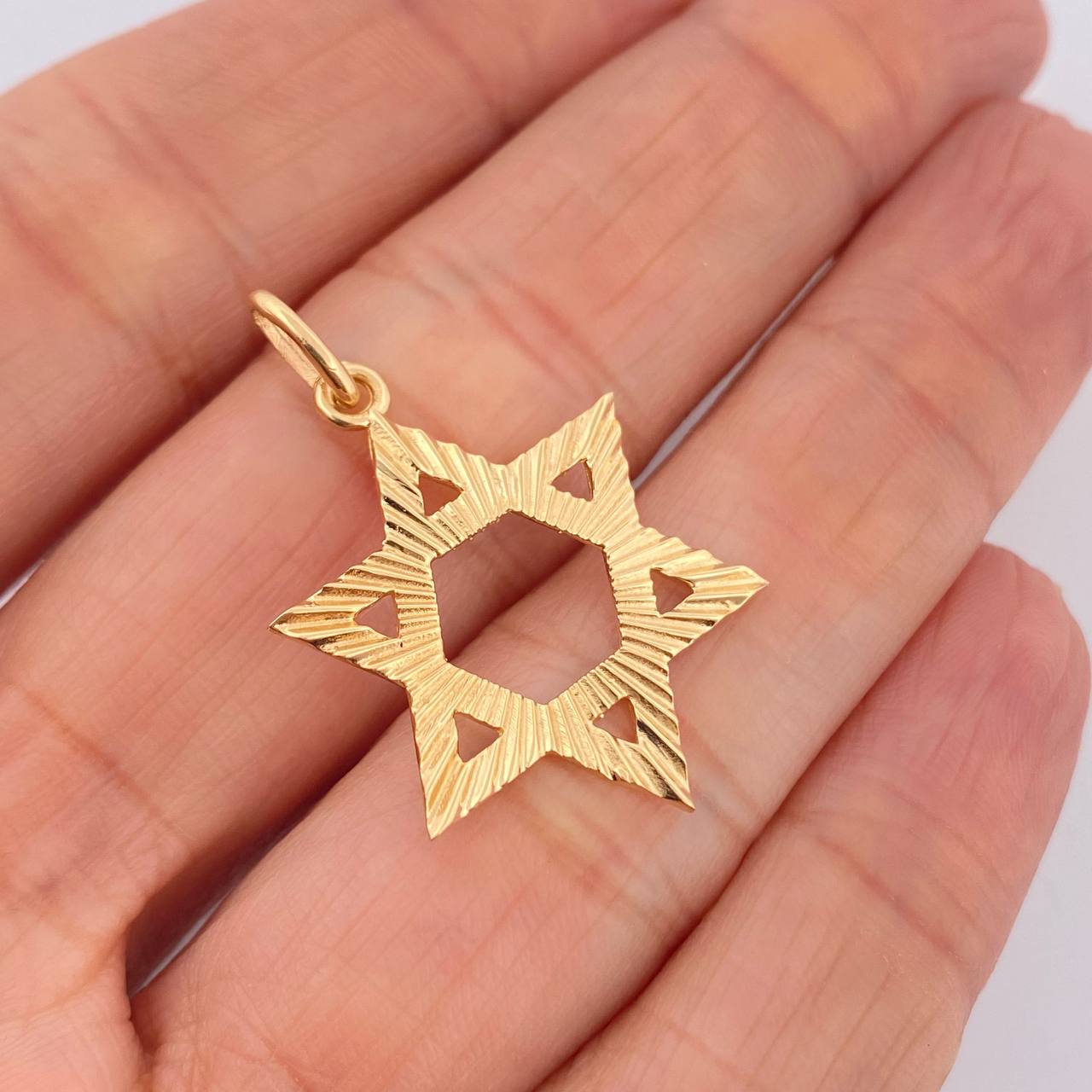 Dije Estrella De David 2.1gr / 3.1cm / Oro Amarillo 18K $